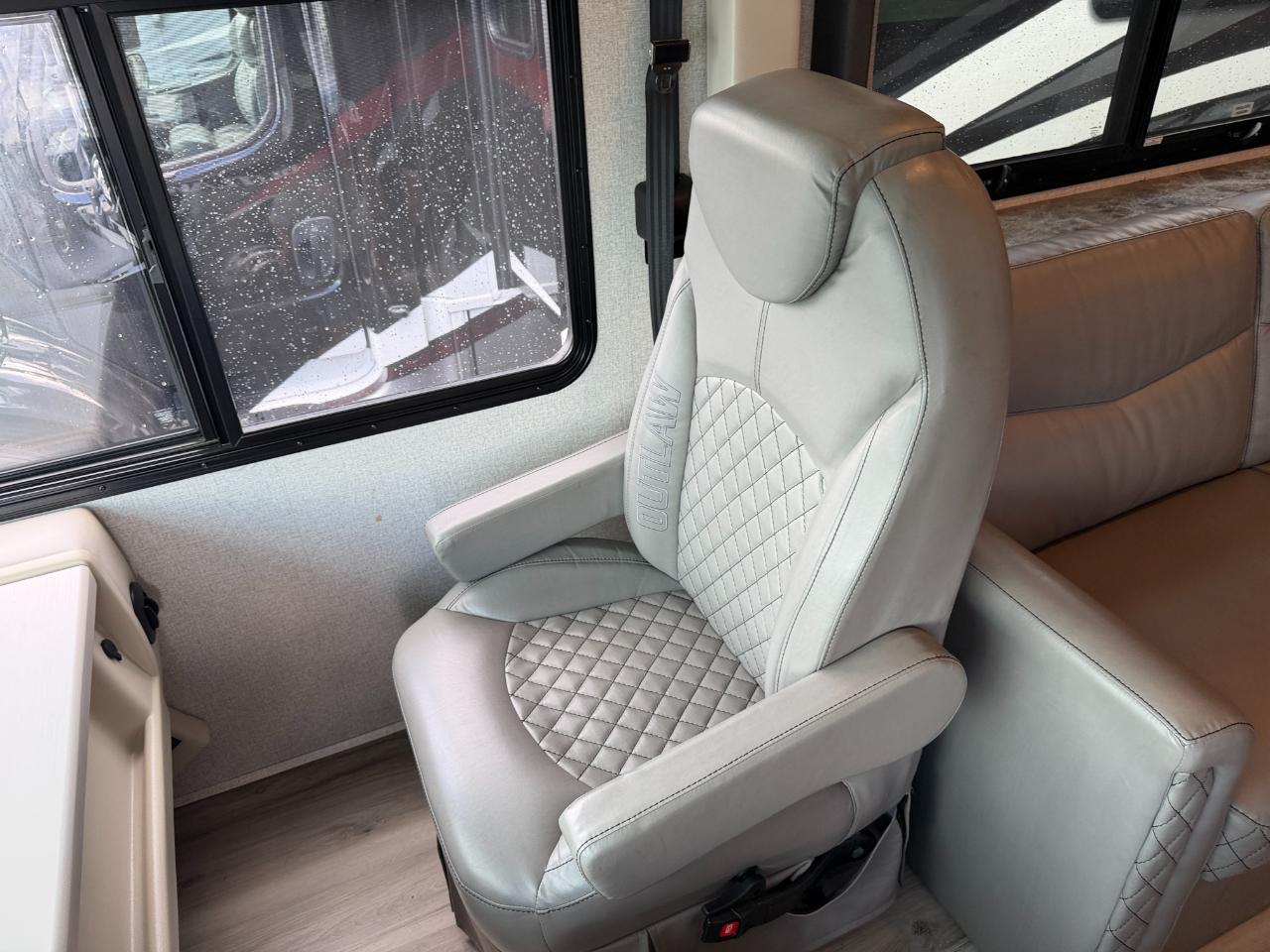 Thor Motor Coach Outlaw  2022