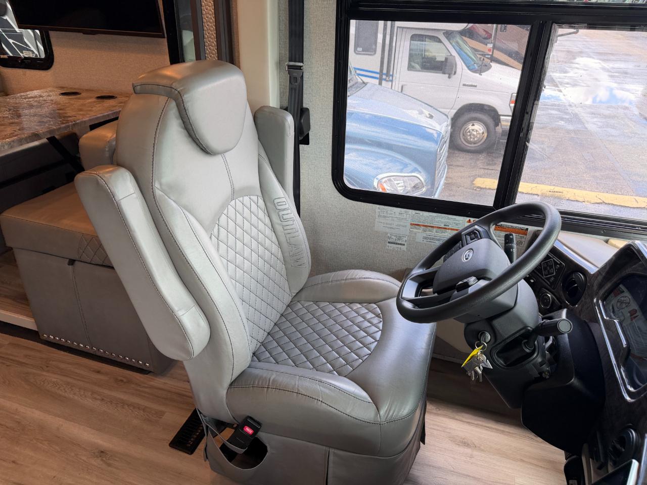 Thor Motor Coach Outlaw  2022