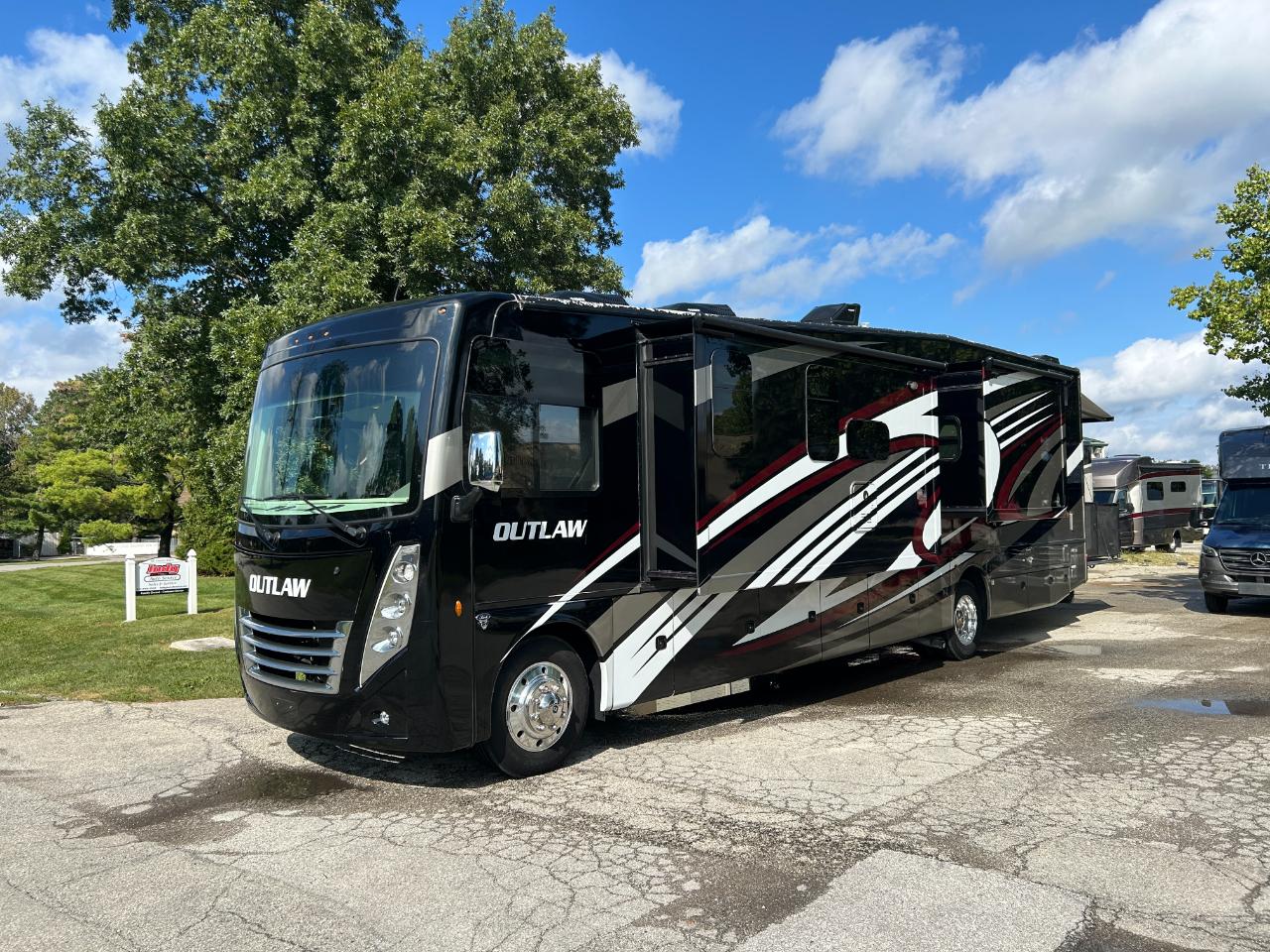 Thor Motor Coach Outlaw  2022