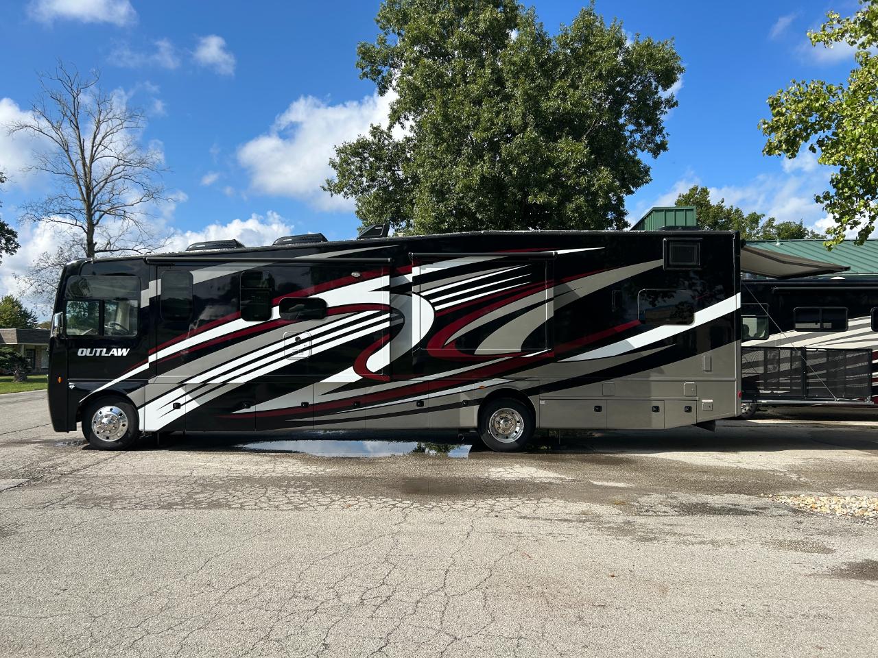 Thor Motor Coach Outlaw  2022