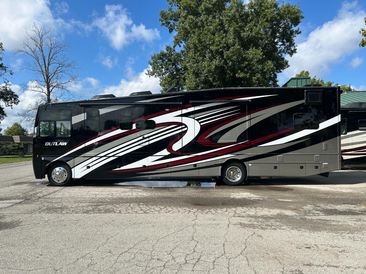 Thor Motor Coach Outlaw  2022