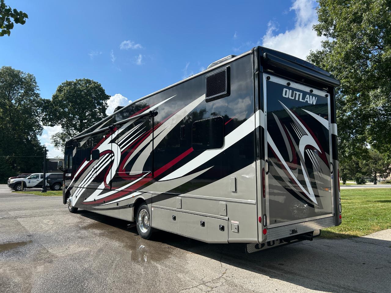 Thor Motor Coach Outlaw  2022