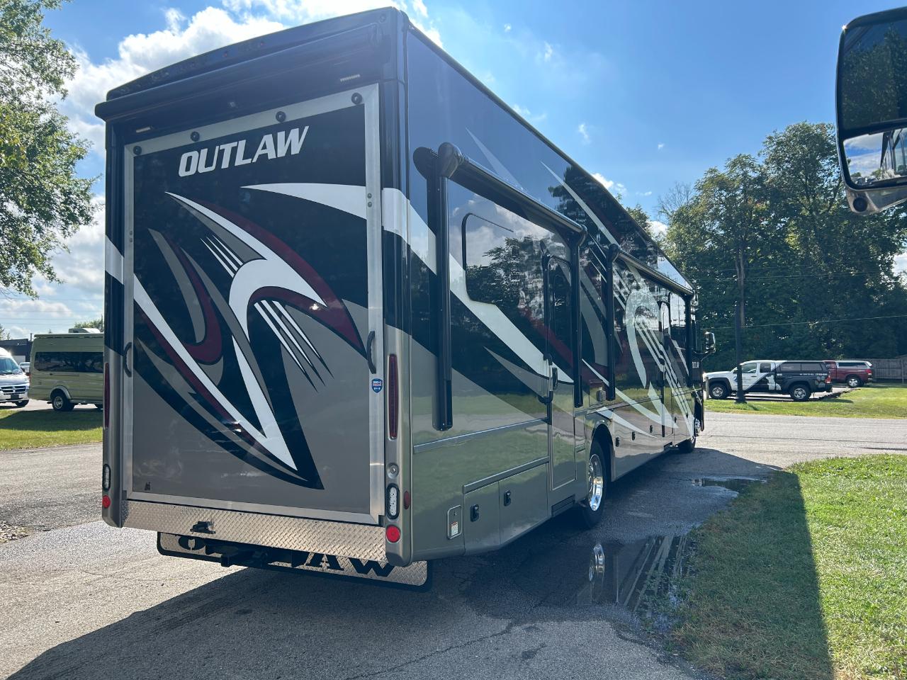 Thor Motor Coach Outlaw  2022