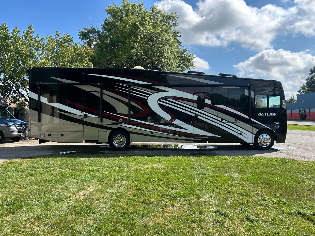 Thor Motor Coach Outlaw  2022