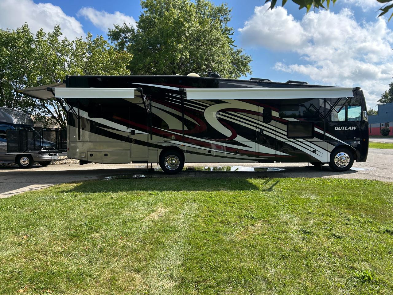 Thor Motor Coach Outlaw  2022