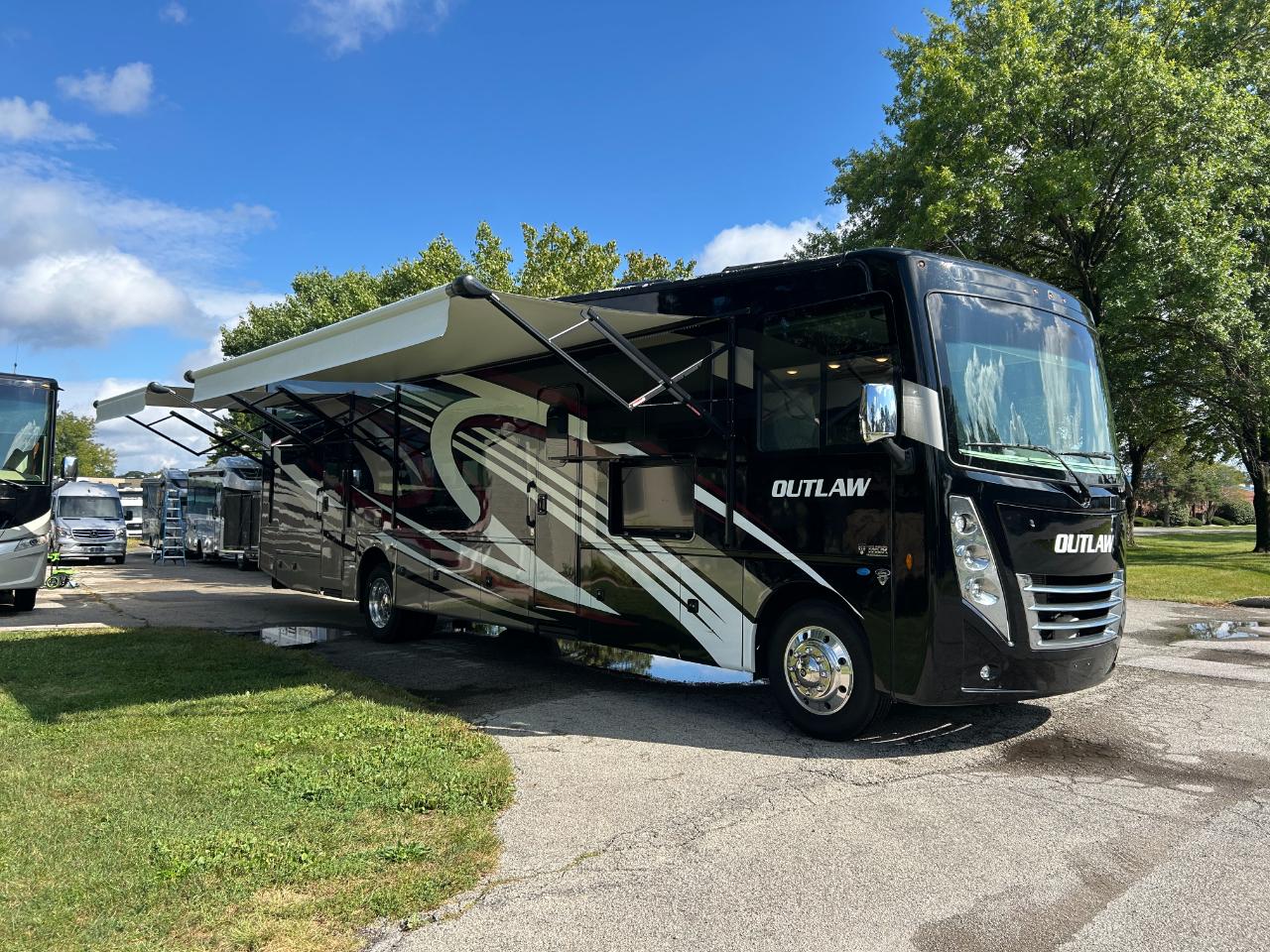 Thor Motor Coach Outlaw  2022