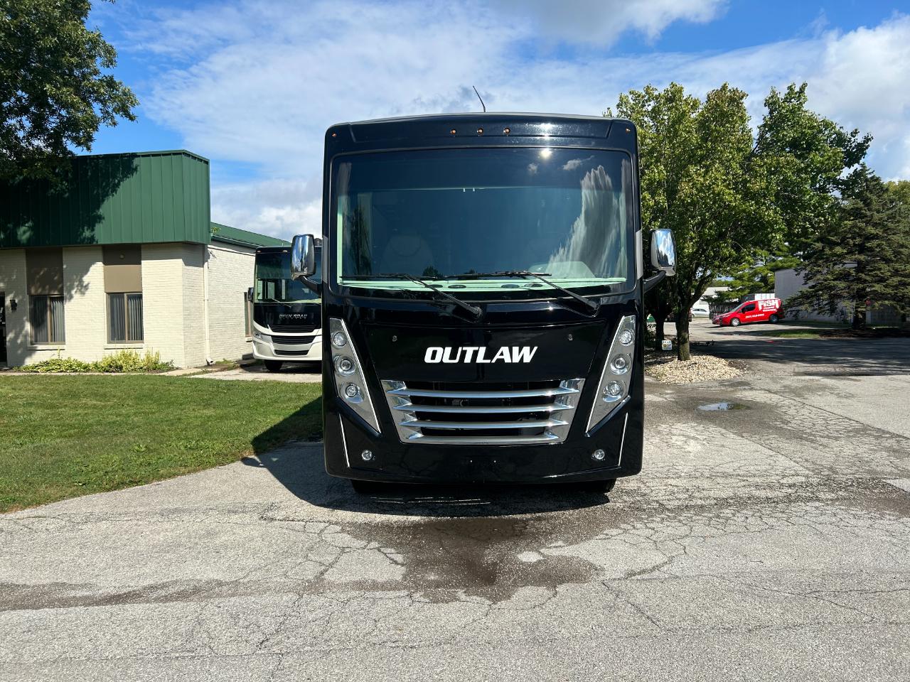 Thor Motor Coach Outlaw  2022