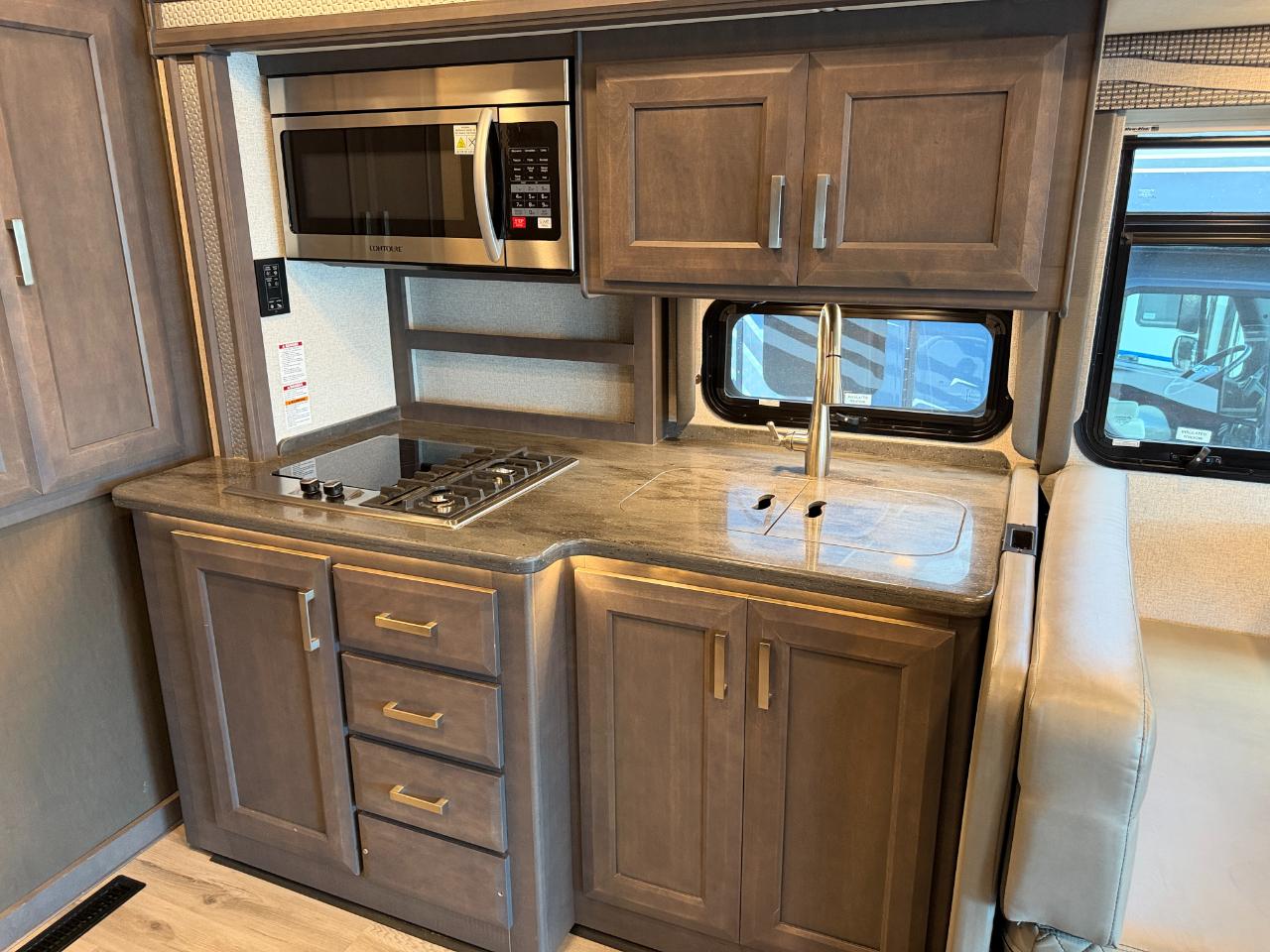 Thor Motor Coach Outlaw  2022