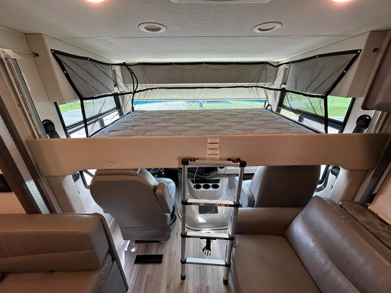 Thor Motor Coach Outlaw  2022