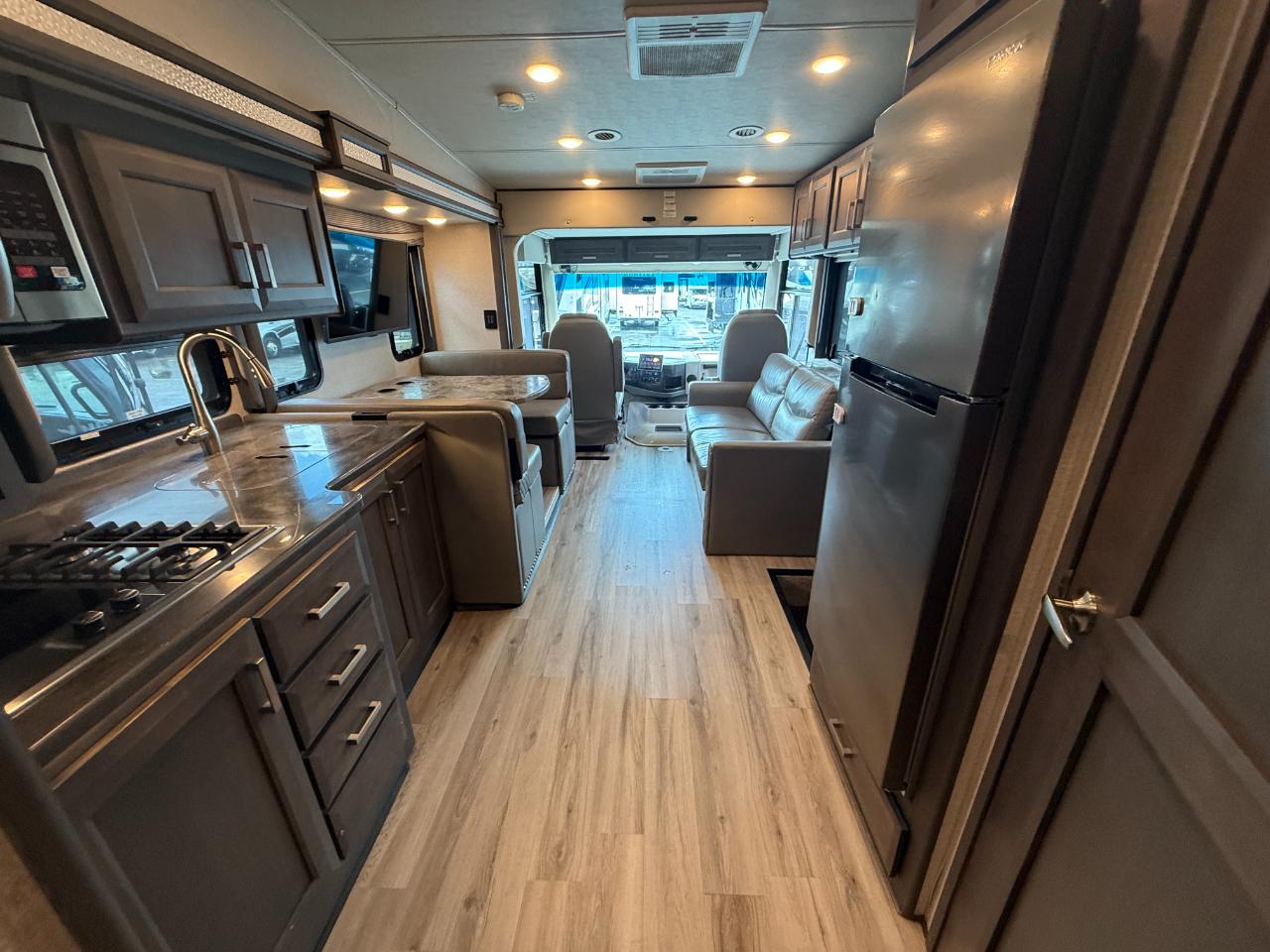 Thor Motor Coach Outlaw  2022