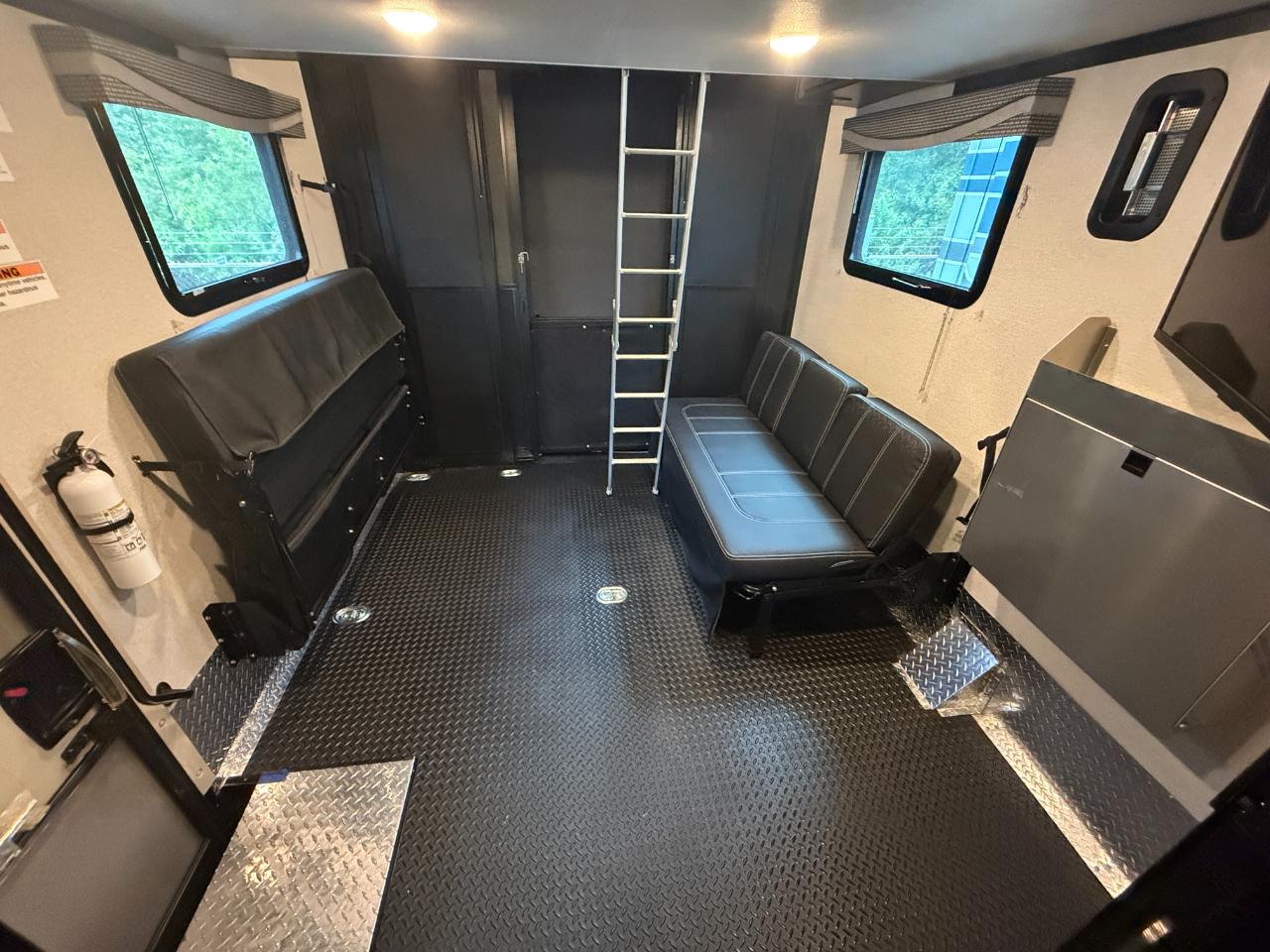 Thor Motor Coach Outlaw  2022