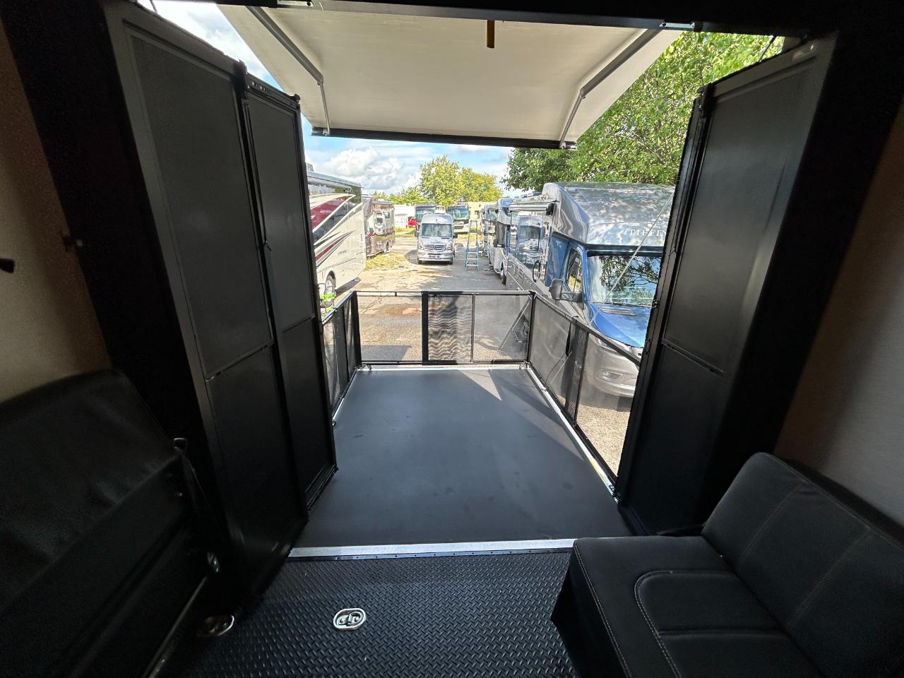 Thor Motor Coach Outlaw  2022