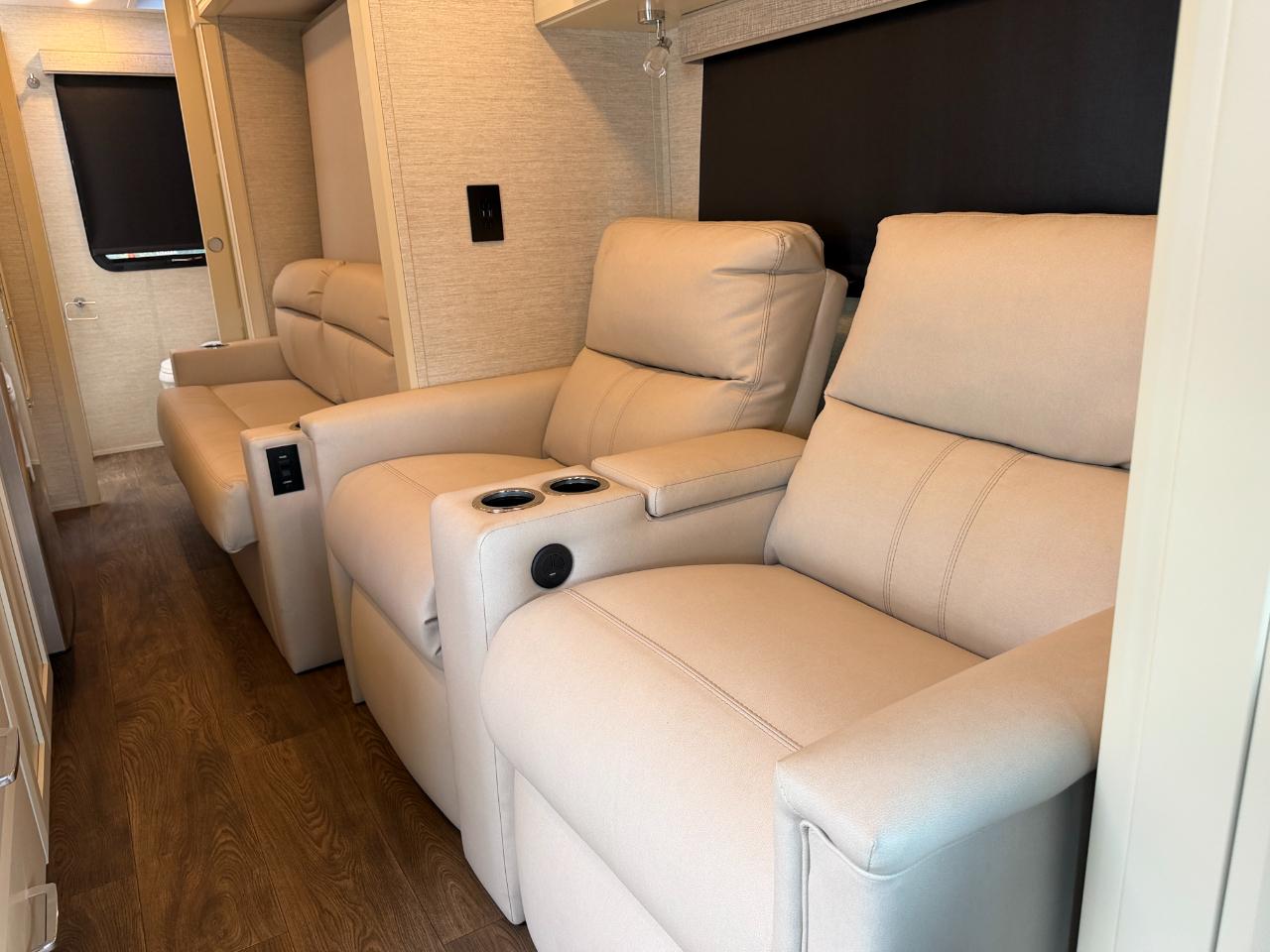 Tiffin Motorhomes Wayfarer  2021