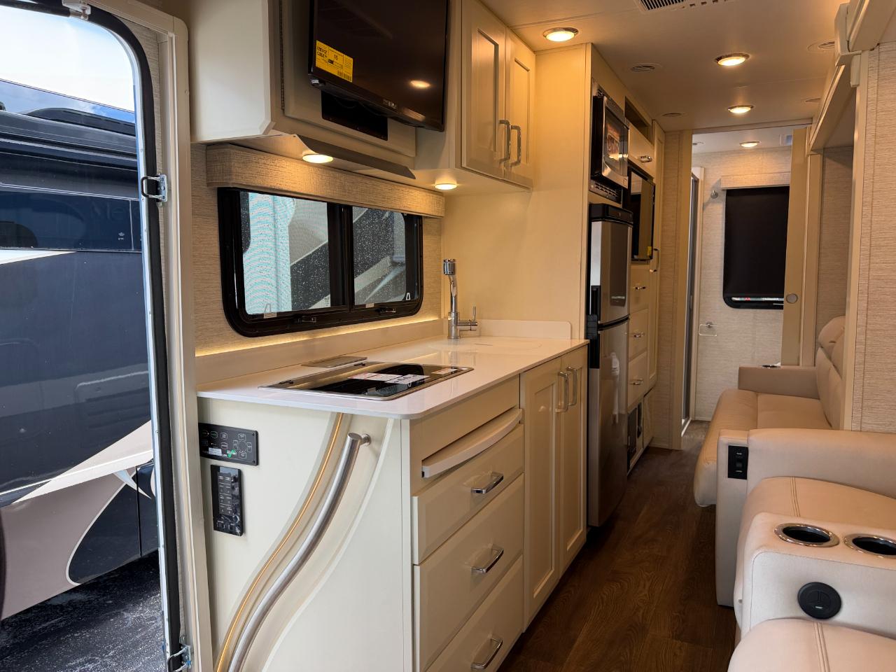 Tiffin Motorhomes Wayfarer  2021