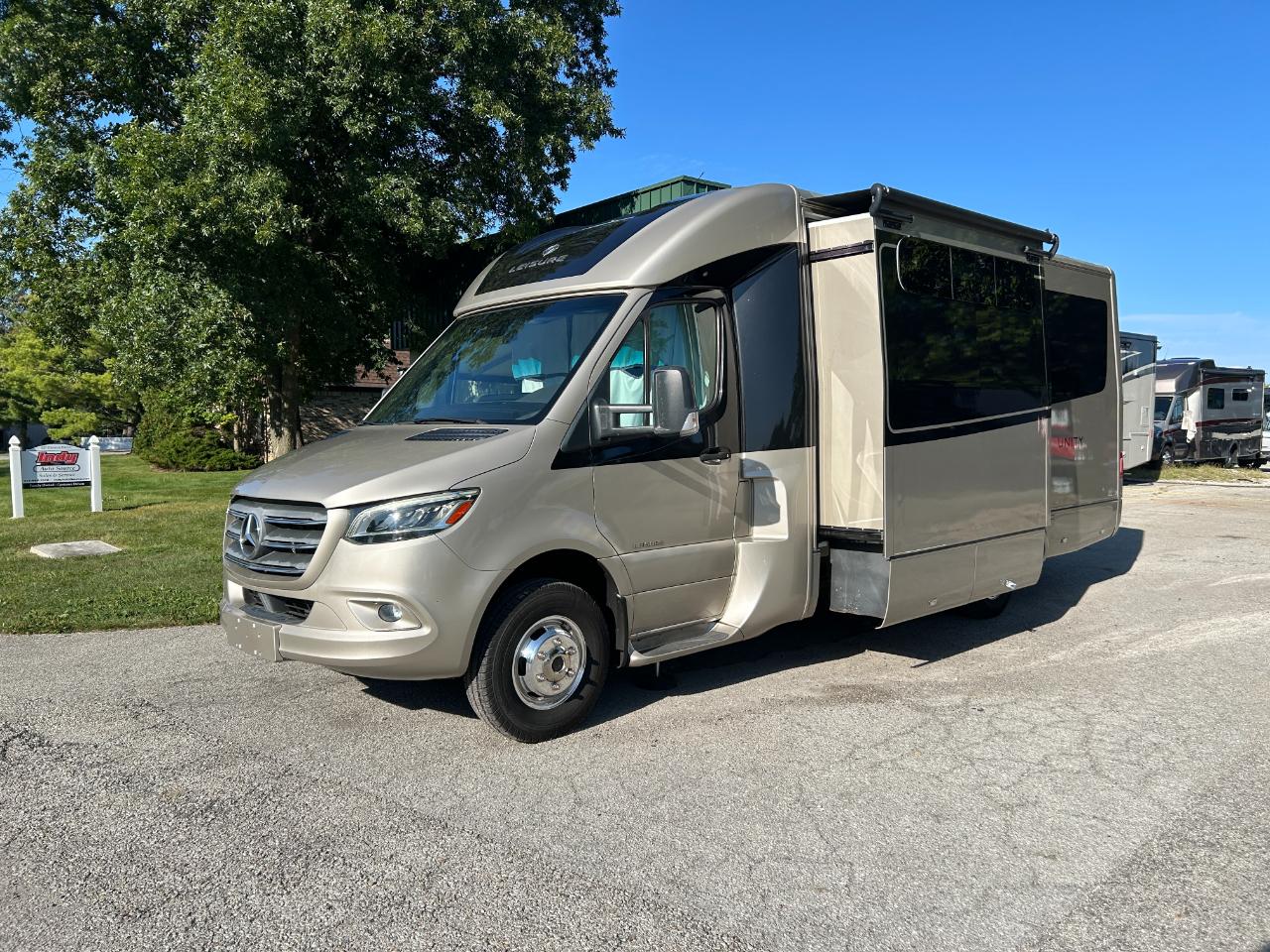 Leisure Travel UNITY U24CB  2020
