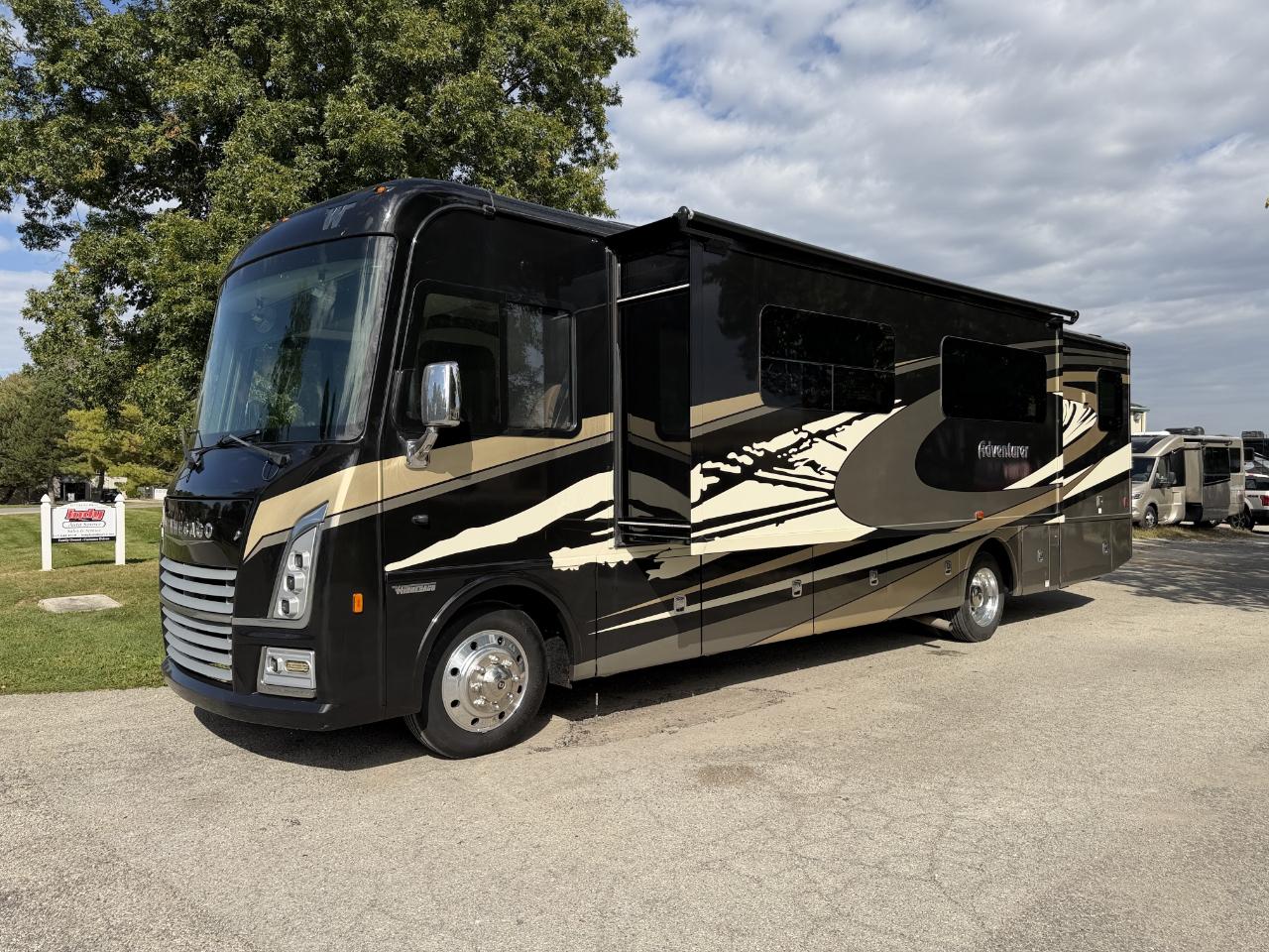 Winnebago Adventurer  2023