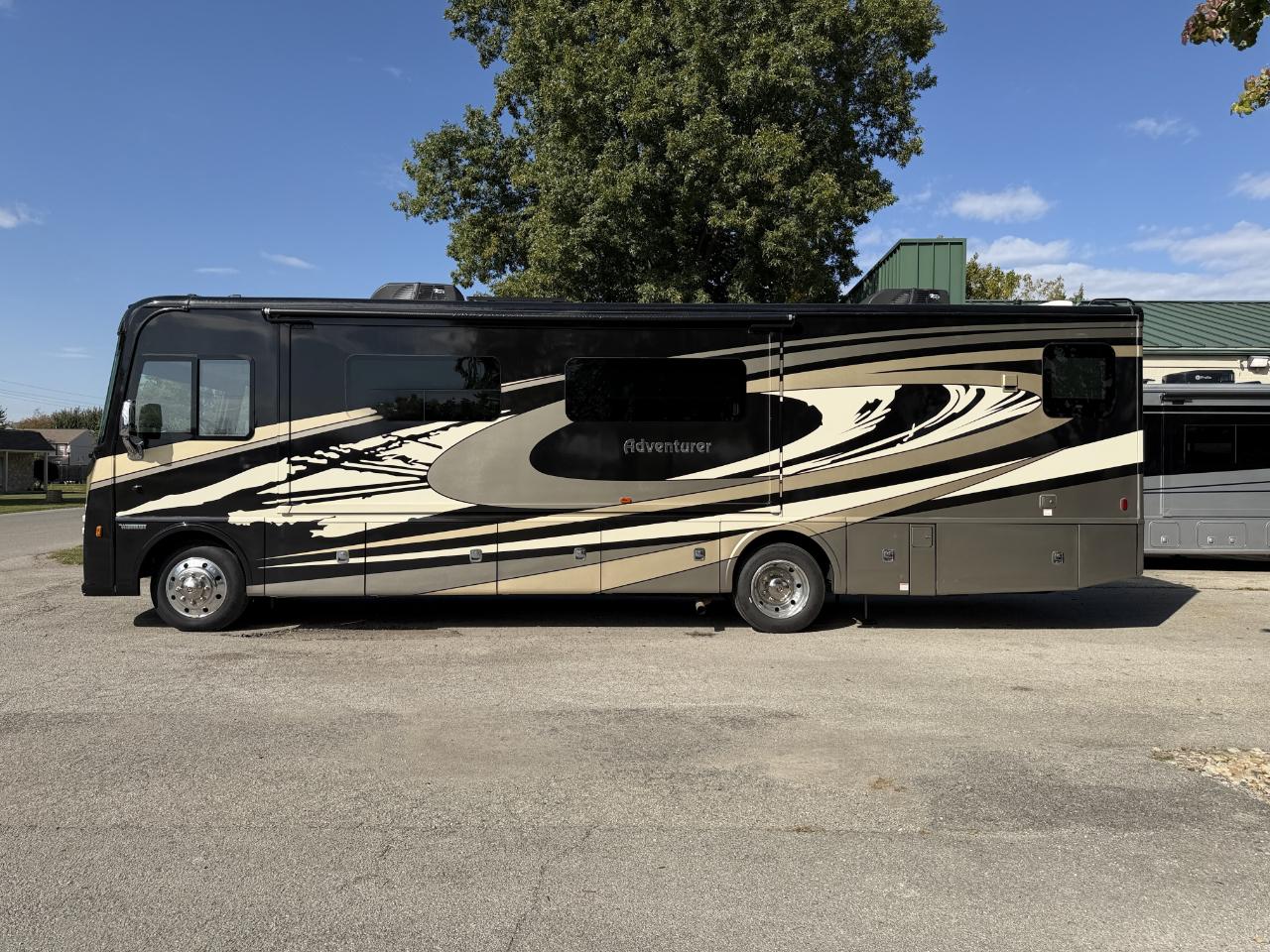 Winnebago Adventurer  2023