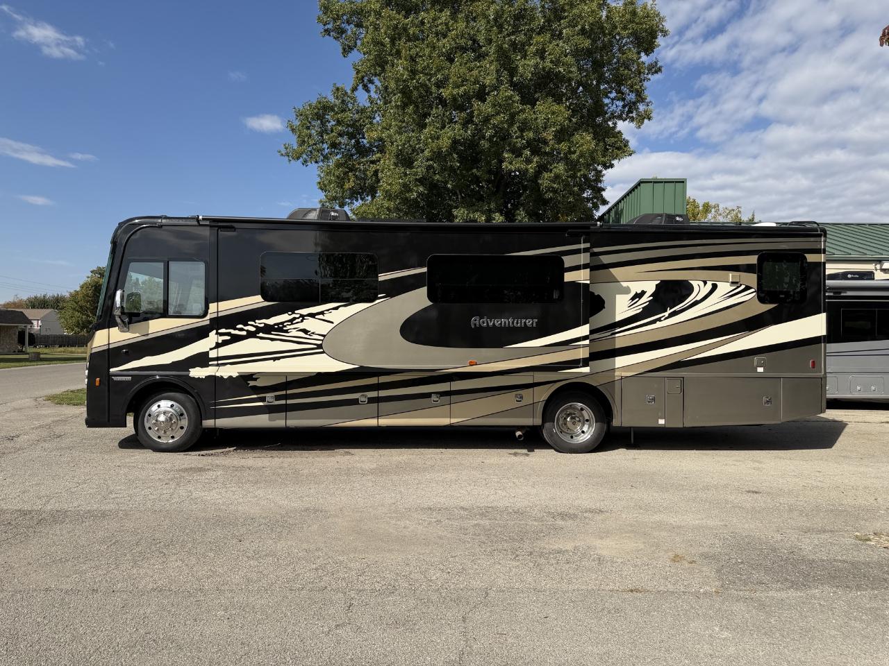 Winnebago Adventurer  2023