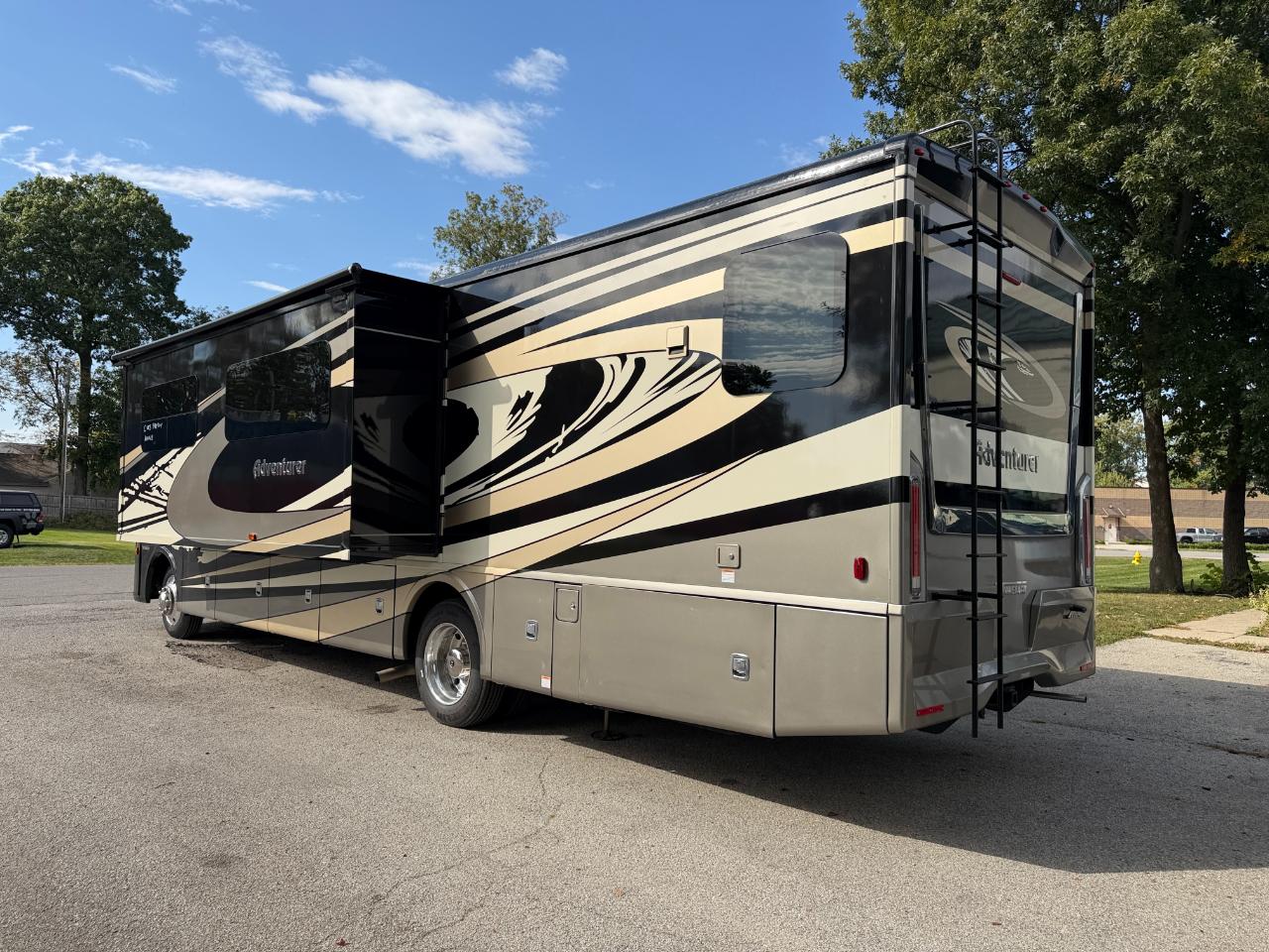 Winnebago Adventurer  2023