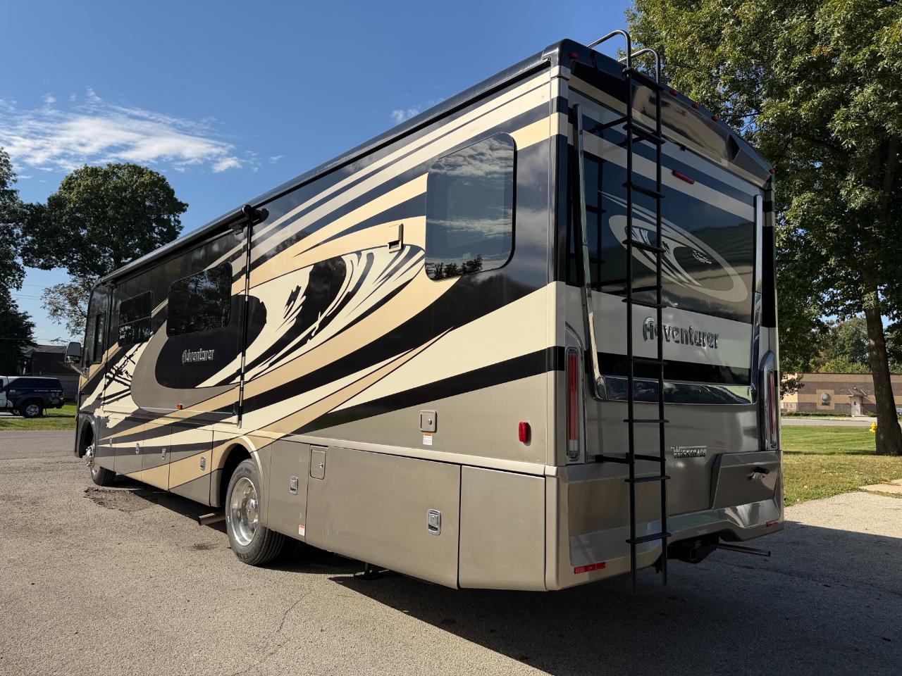 Winnebago Adventurer  2023