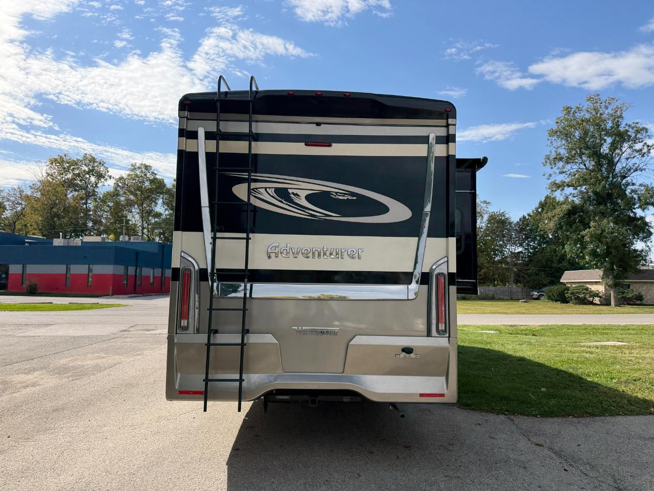 Winnebago Adventurer  2023