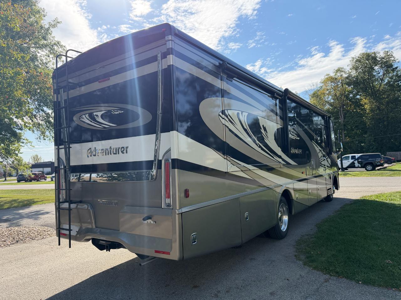 Winnebago Adventurer  2023