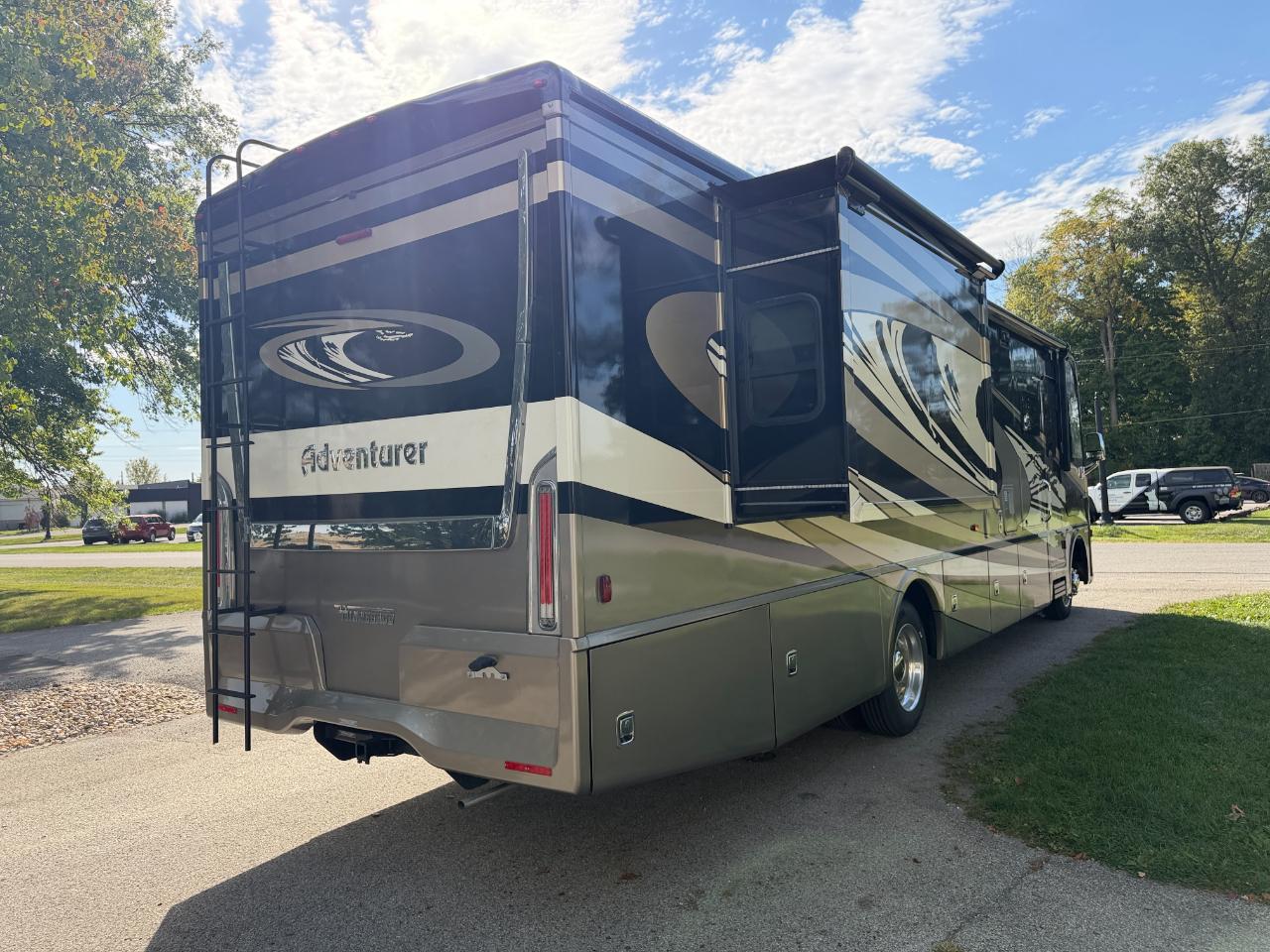 Winnebago Adventurer  2023