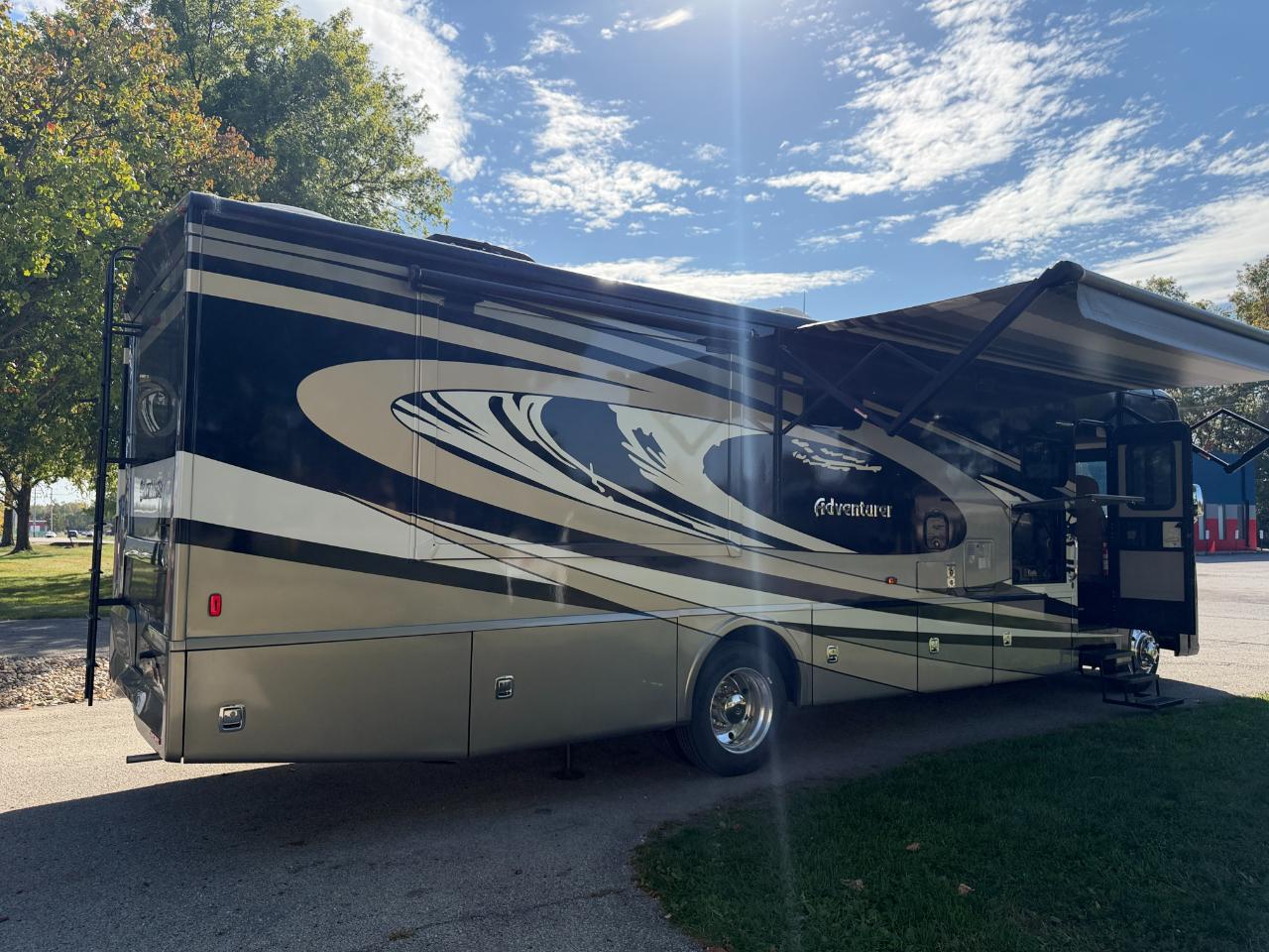 Winnebago Adventurer  2023