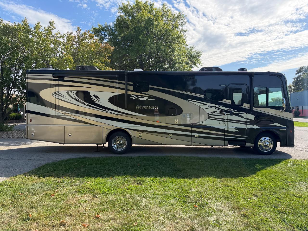 Winnebago Adventurer  2023