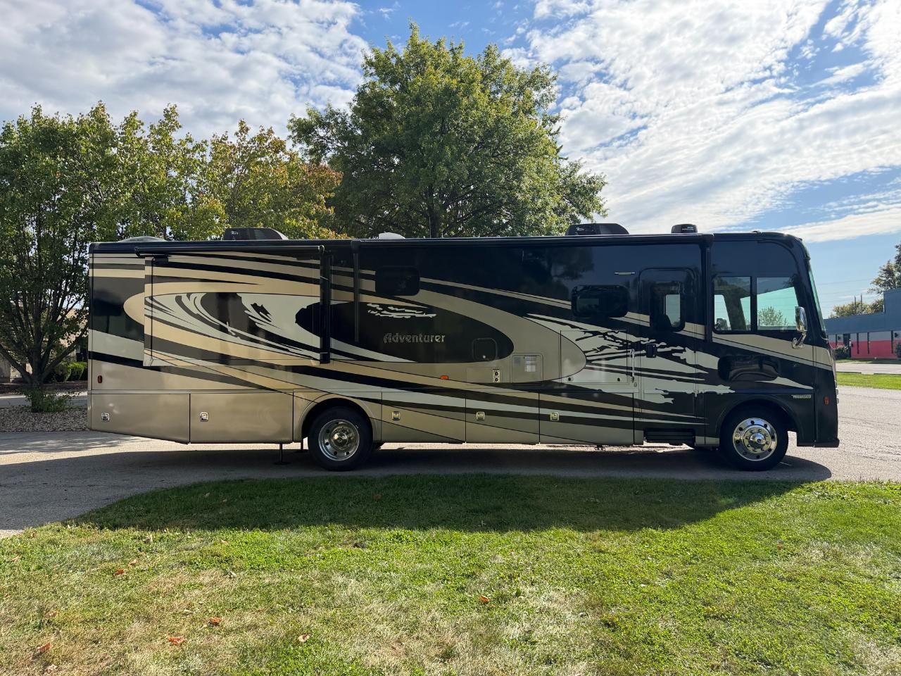 Winnebago Adventurer  2023