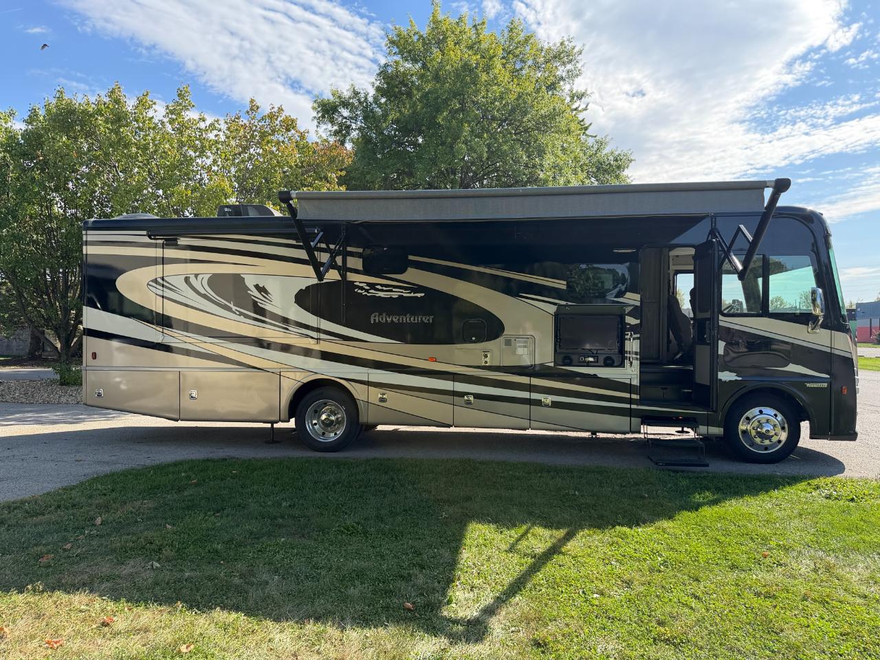 Winnebago Adventurer  2023