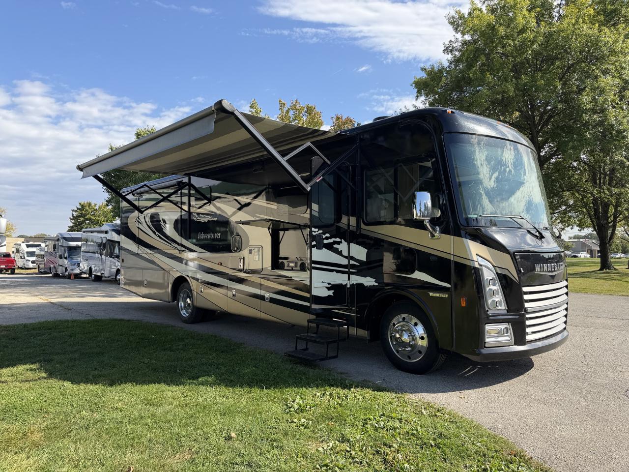 Winnebago Adventurer  2023