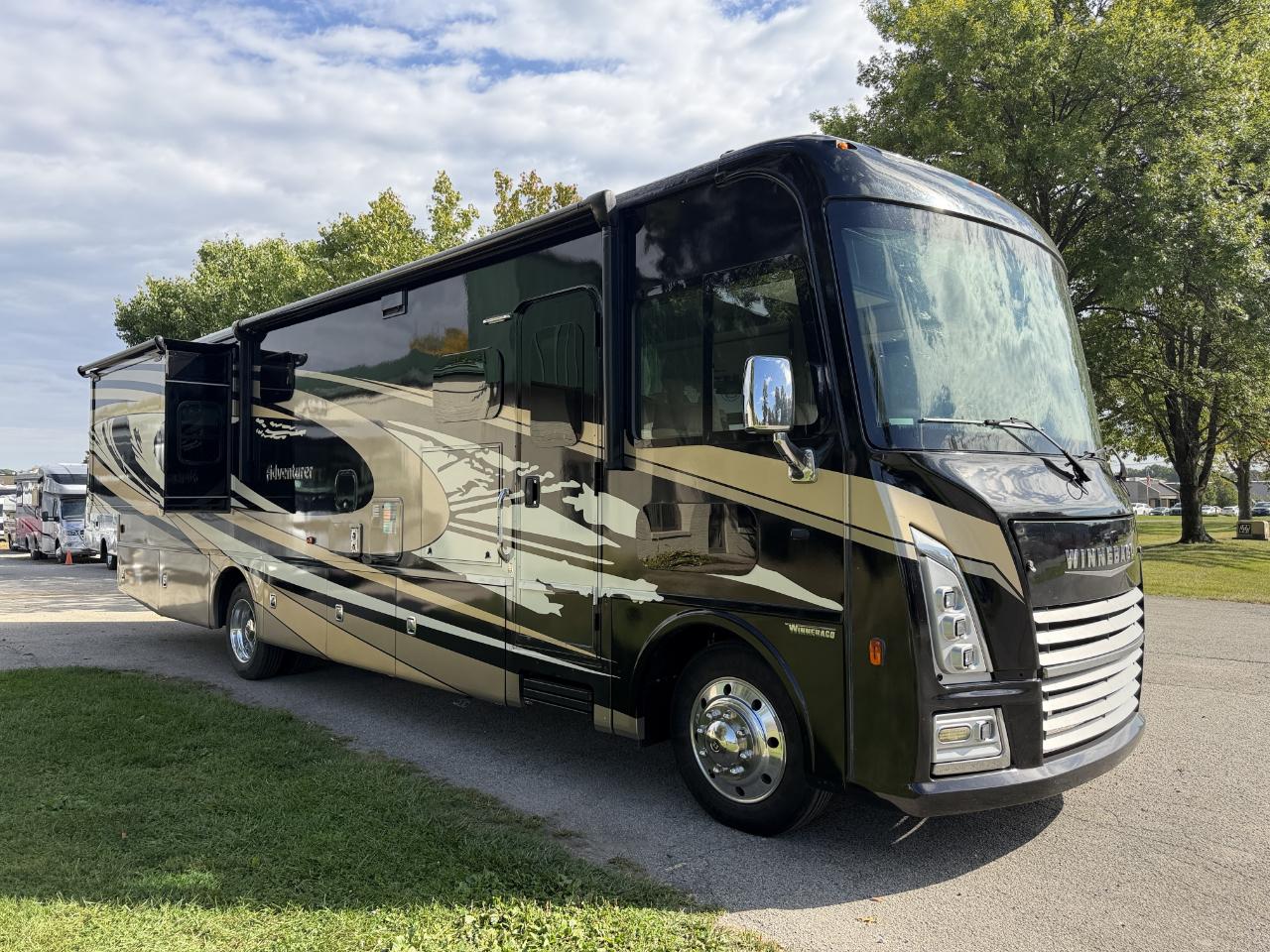 Winnebago Adventurer  2023