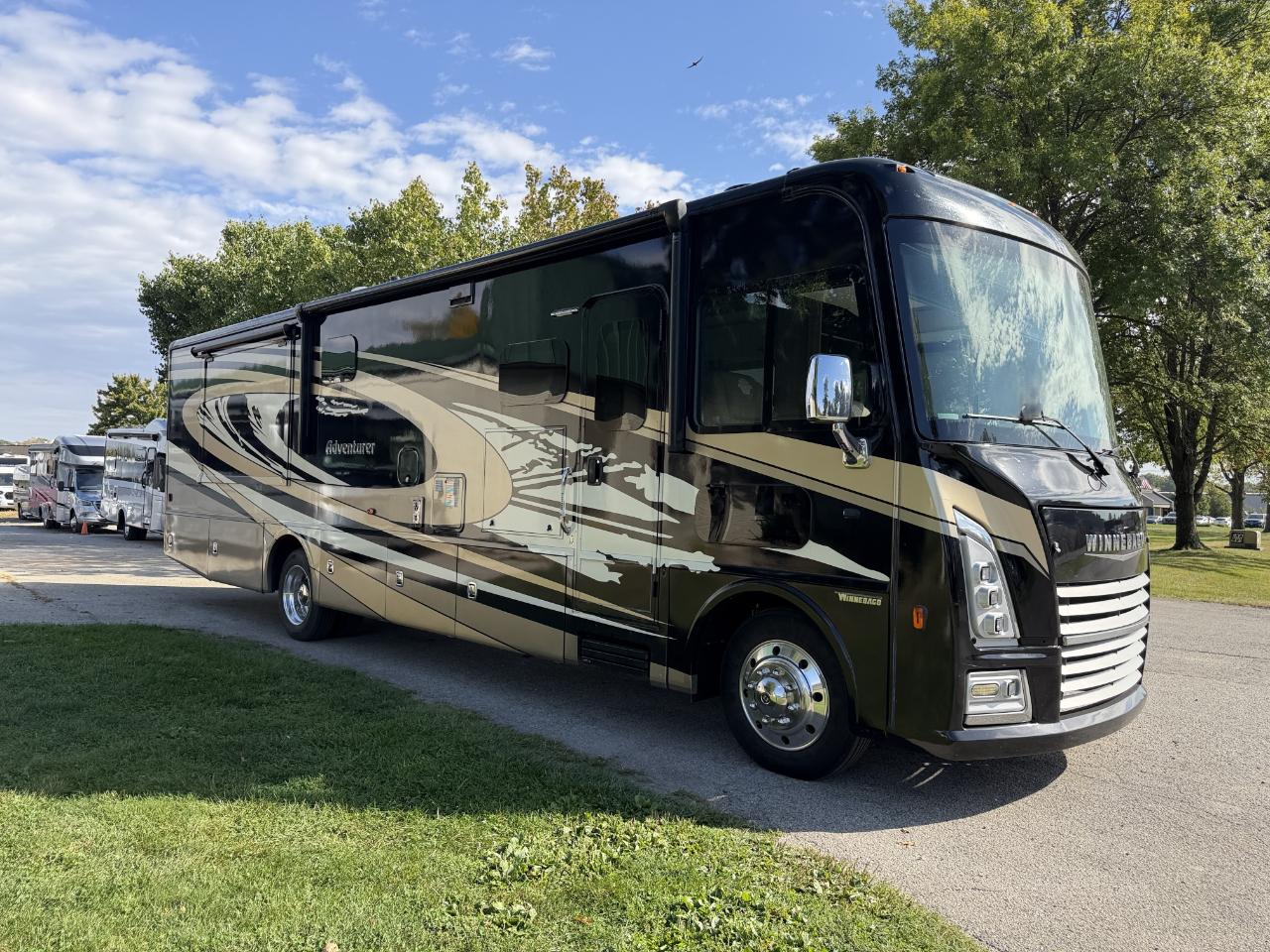 Winnebago Adventurer  2023