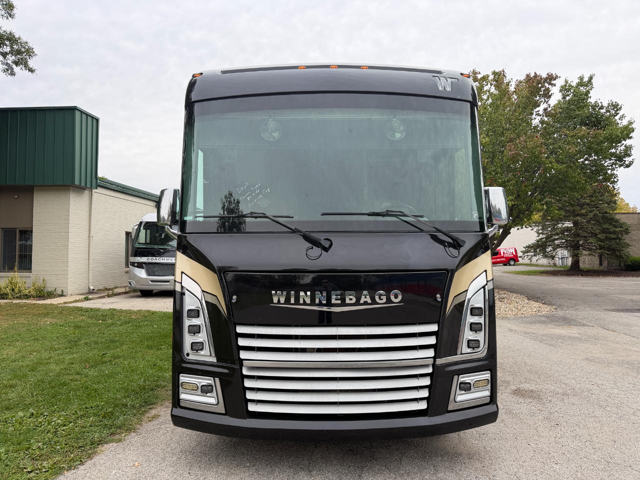 Winnebago Adventurer  2023