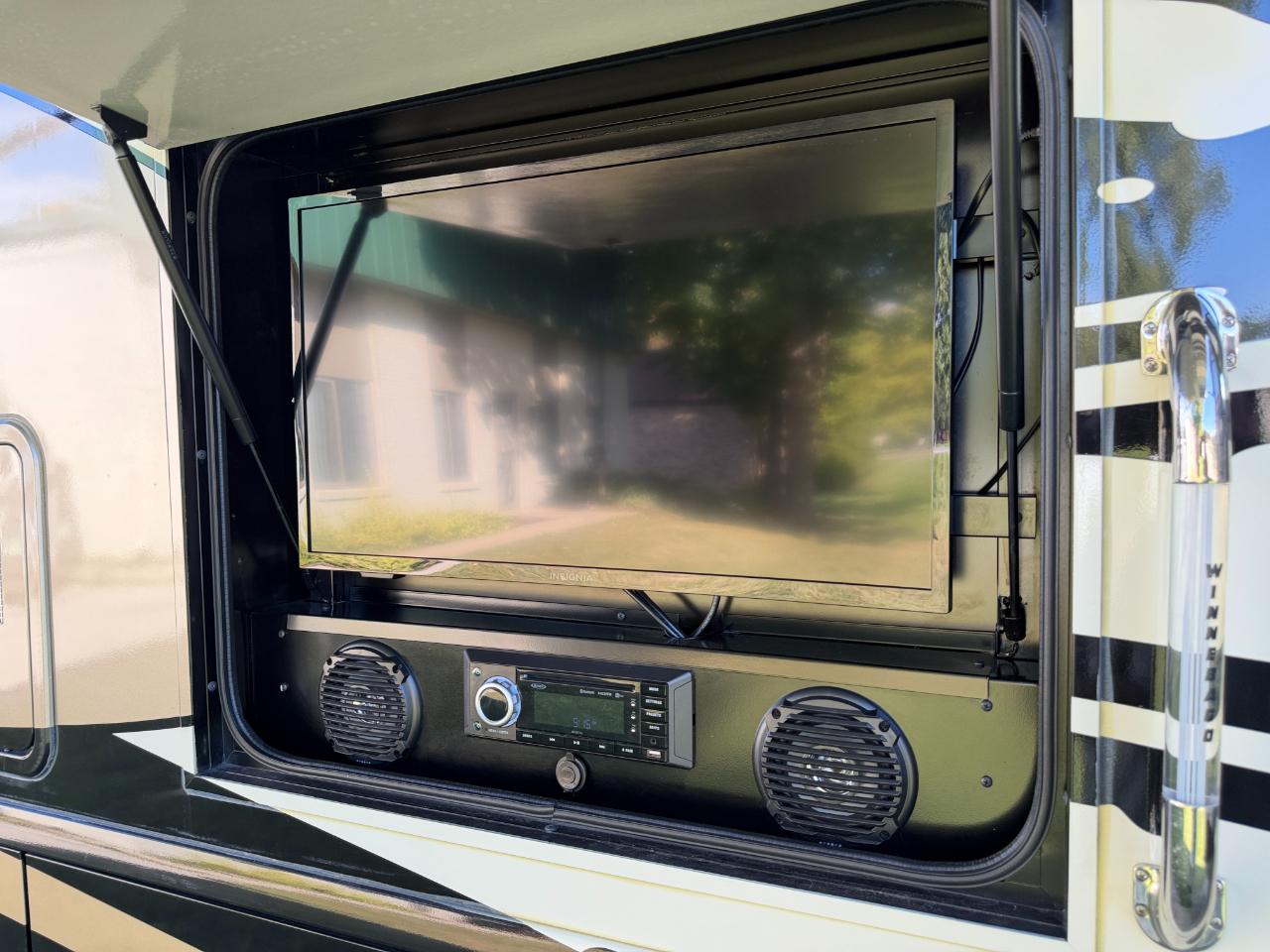 Winnebago Adventurer  2023