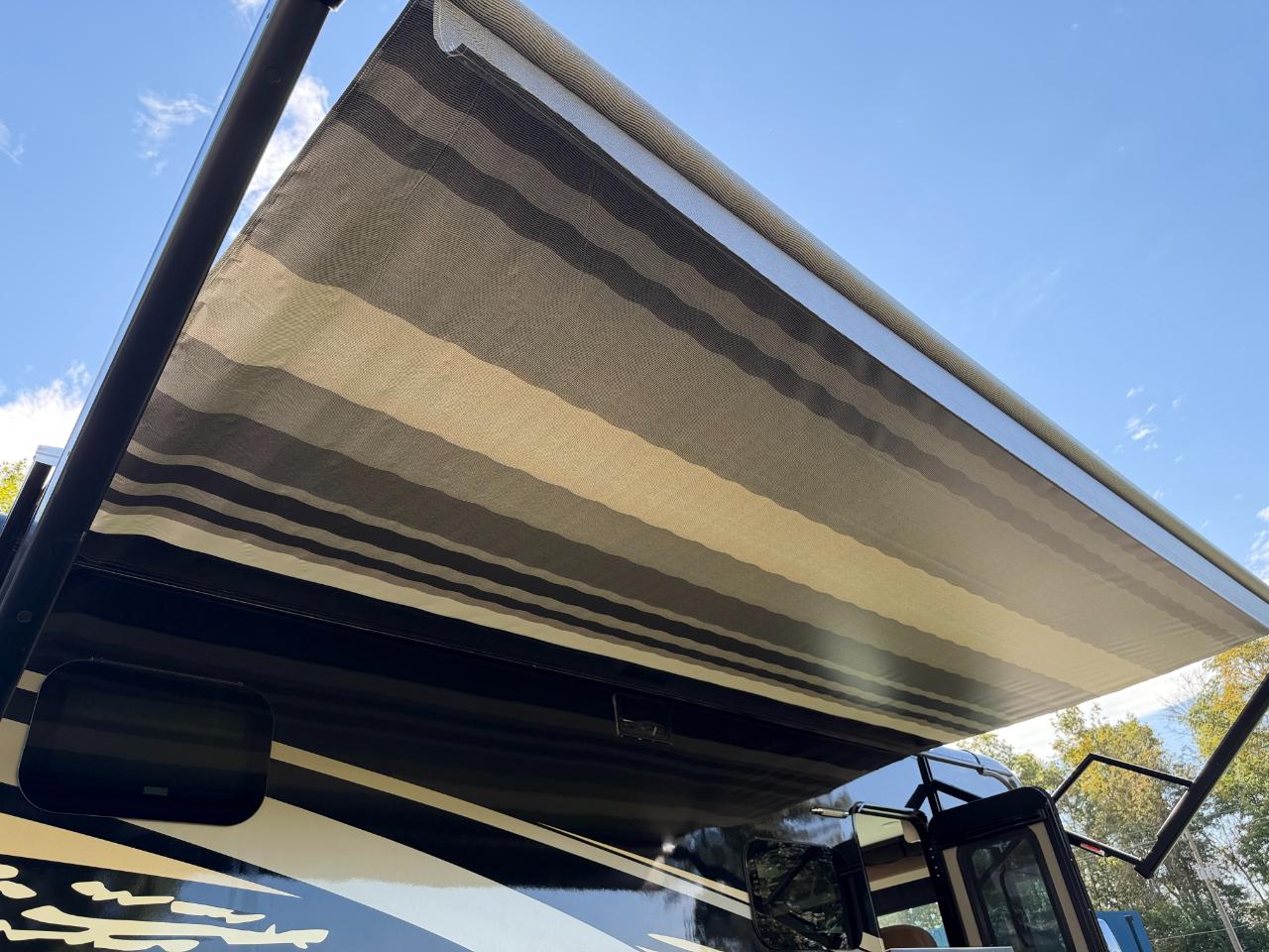 Winnebago Adventurer  2023