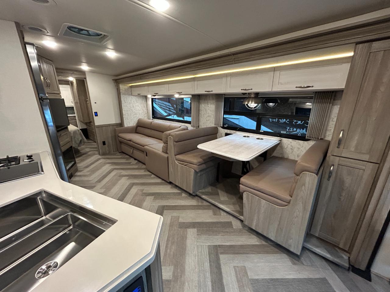 Winnebago Adventurer  2023