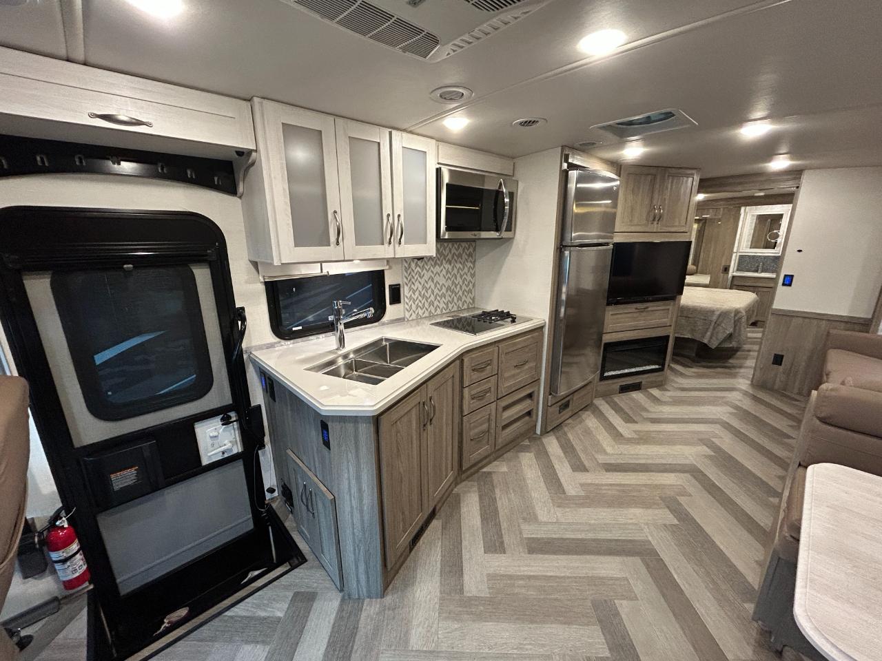 Winnebago Adventurer  2023