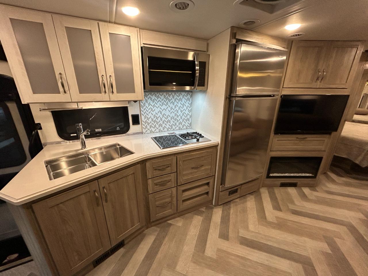 Winnebago Adventurer  2023