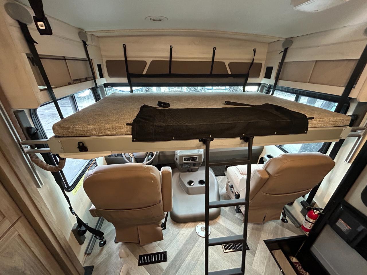Winnebago Adventurer  2023