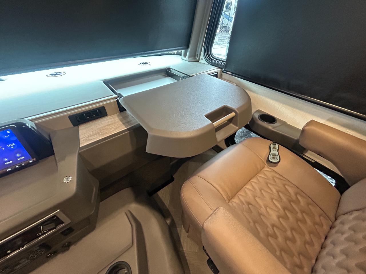 Winnebago Adventurer  2023