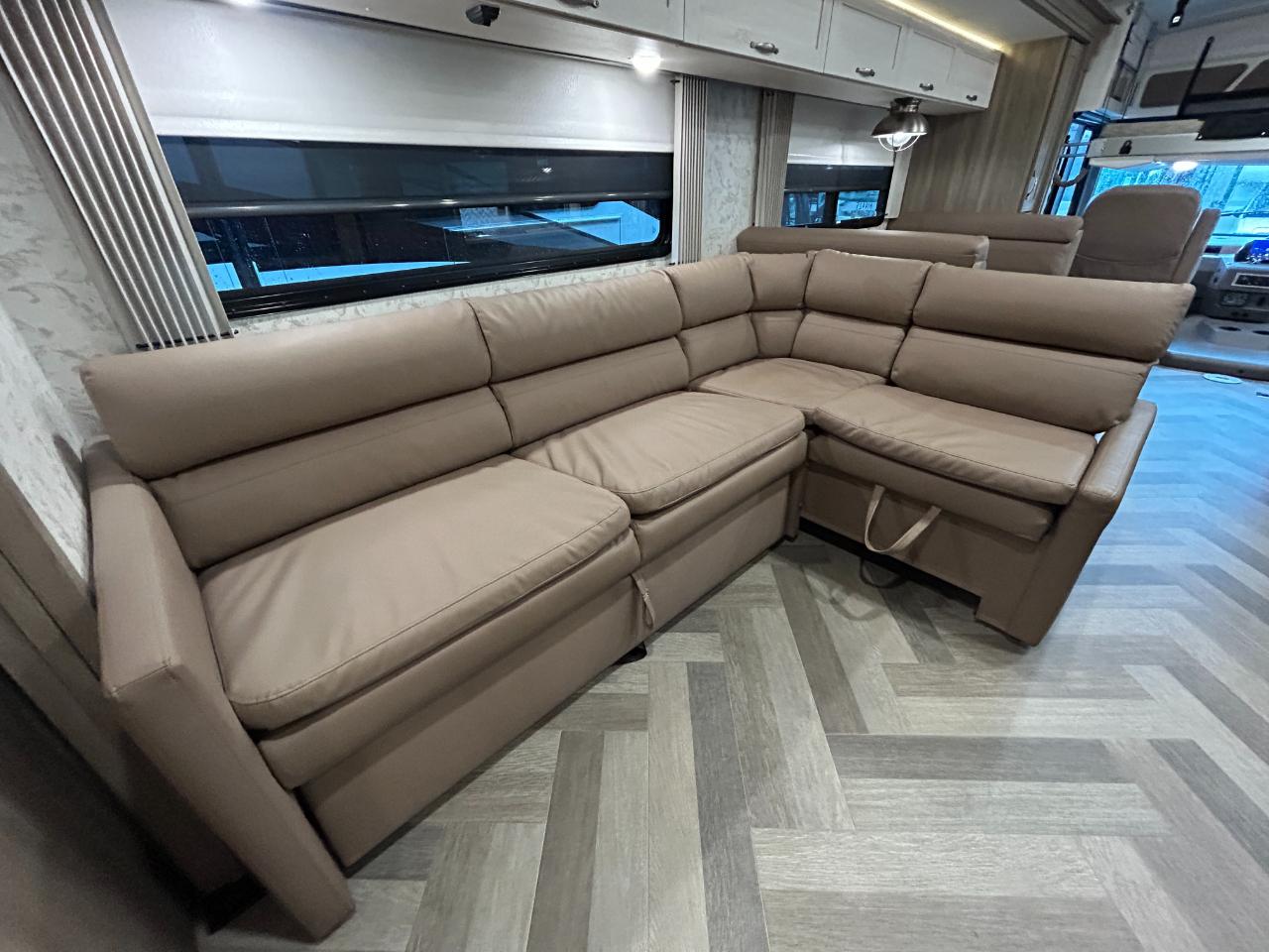 Winnebago Adventurer  2023