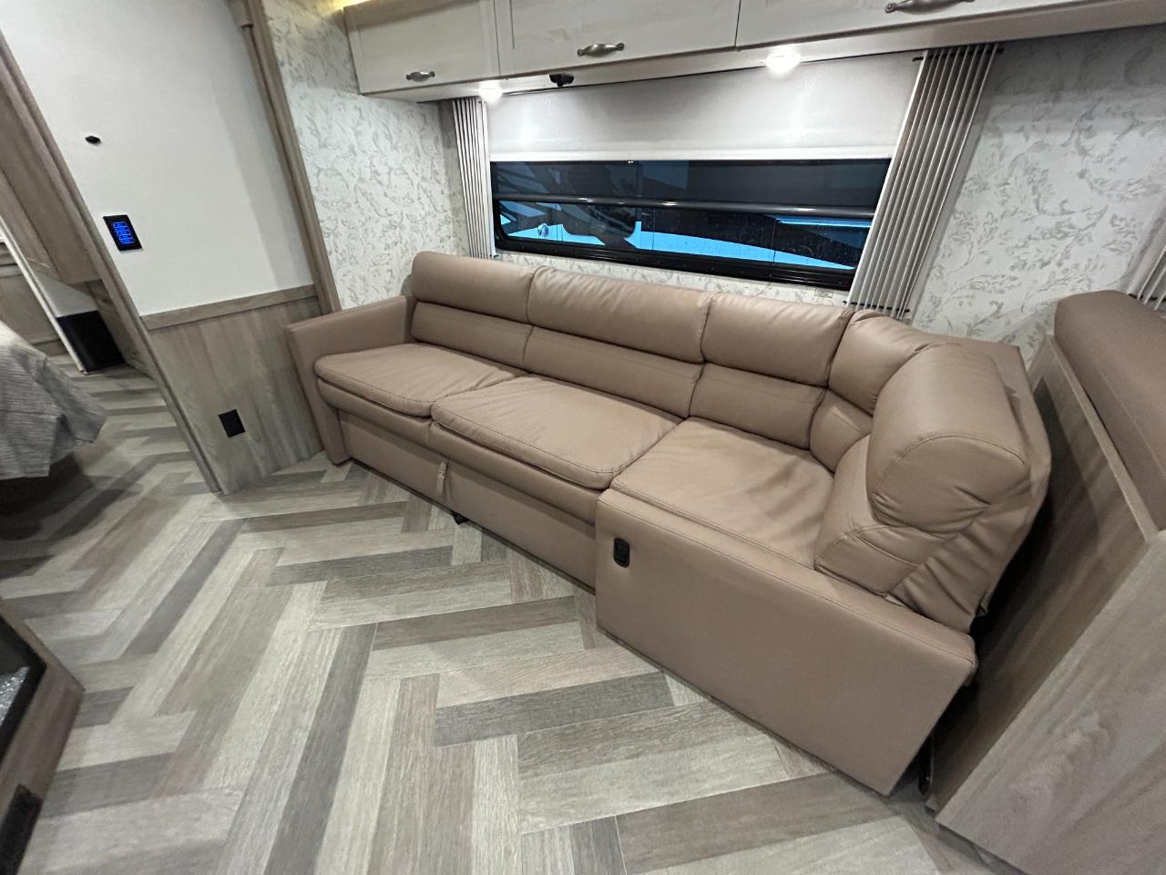 Winnebago Adventurer  2023