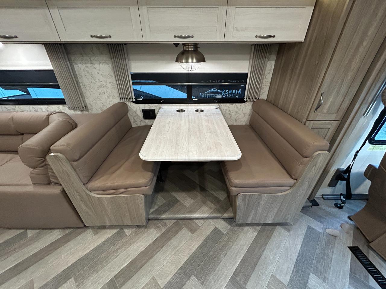 Winnebago Adventurer  2023