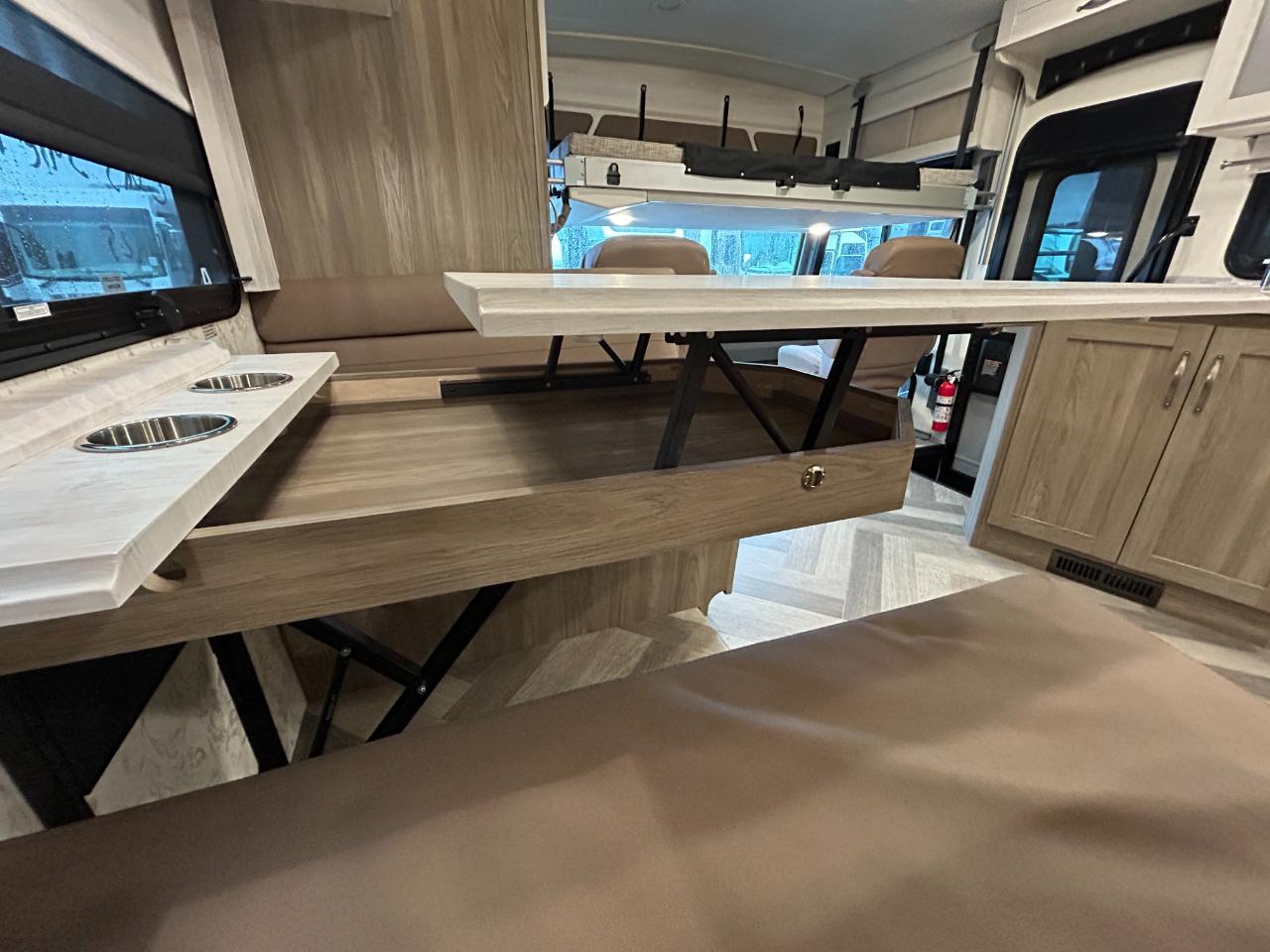 Winnebago Adventurer  2023