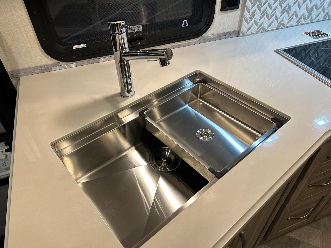 Winnebago Adventurer  2023