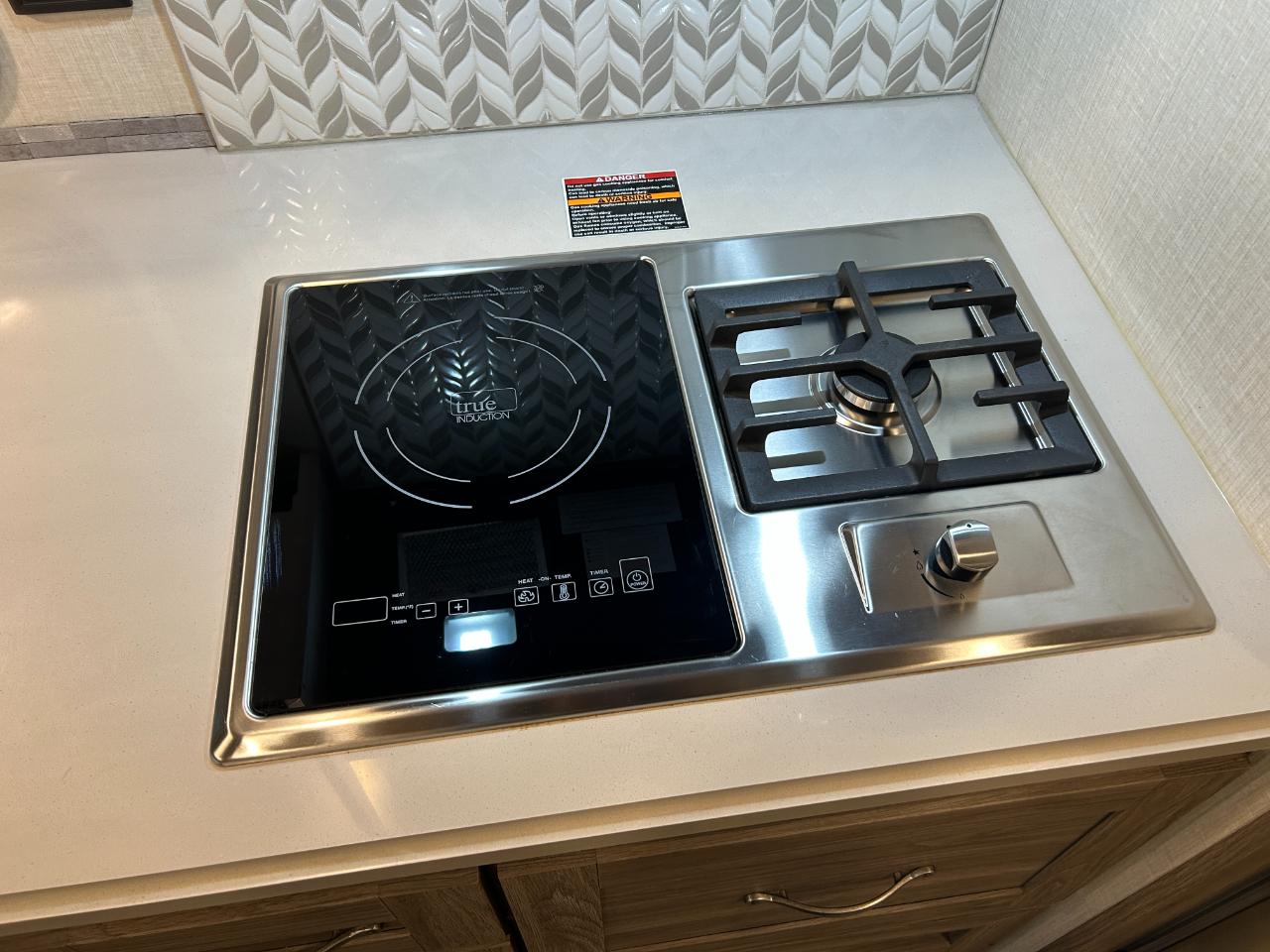 Winnebago Adventurer  2023