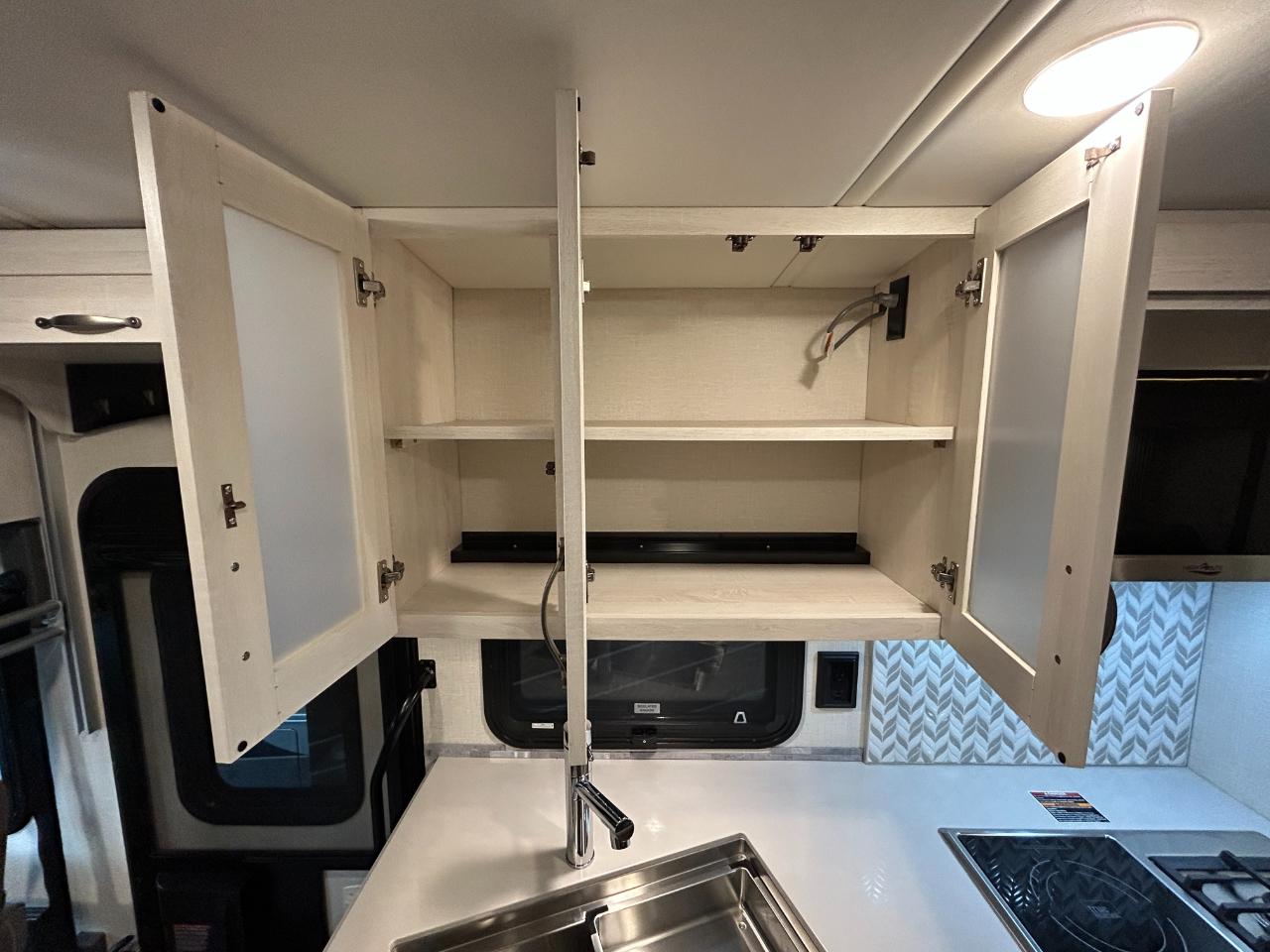 Winnebago Adventurer  2023