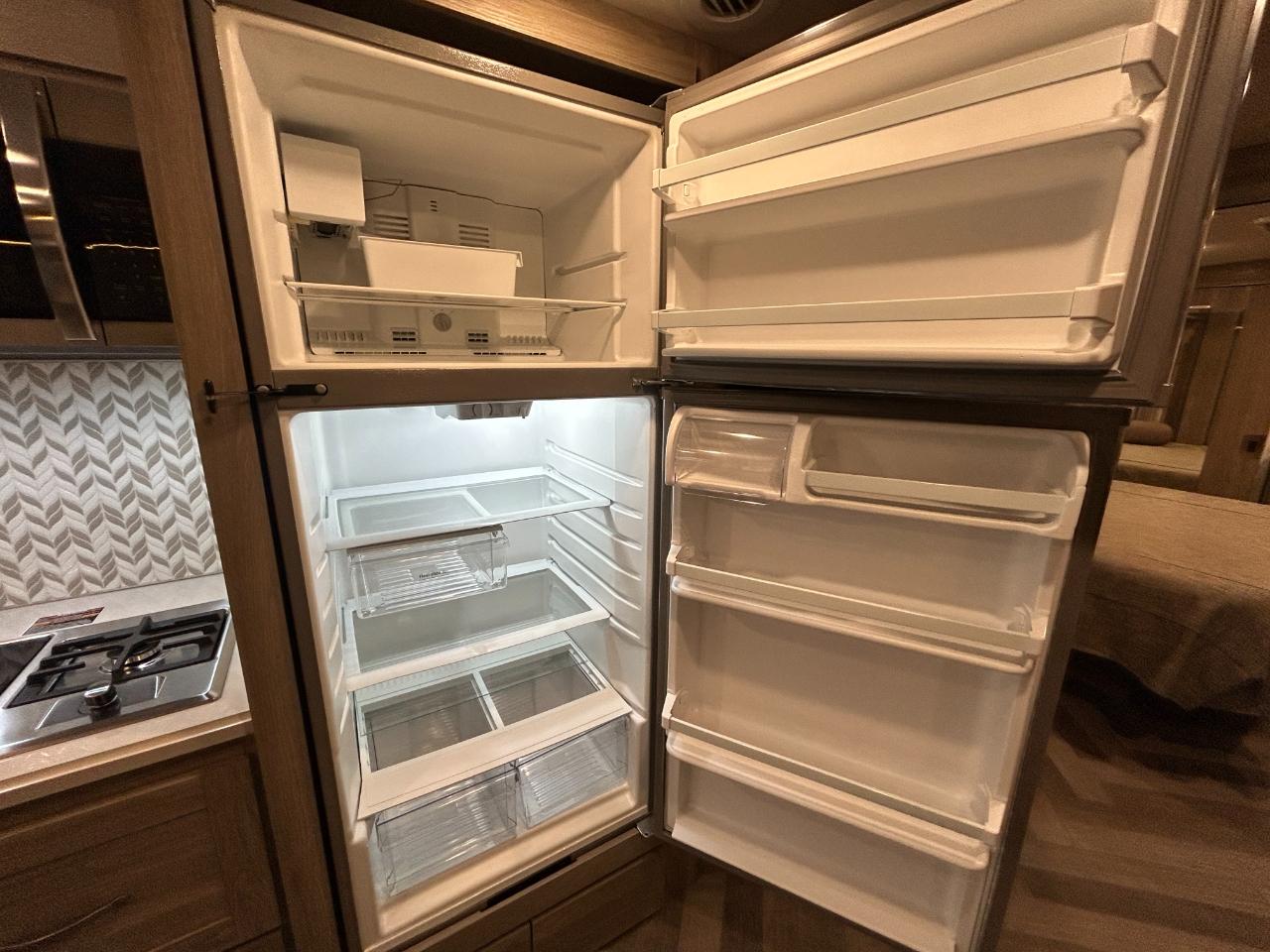 Winnebago Adventurer  2023
